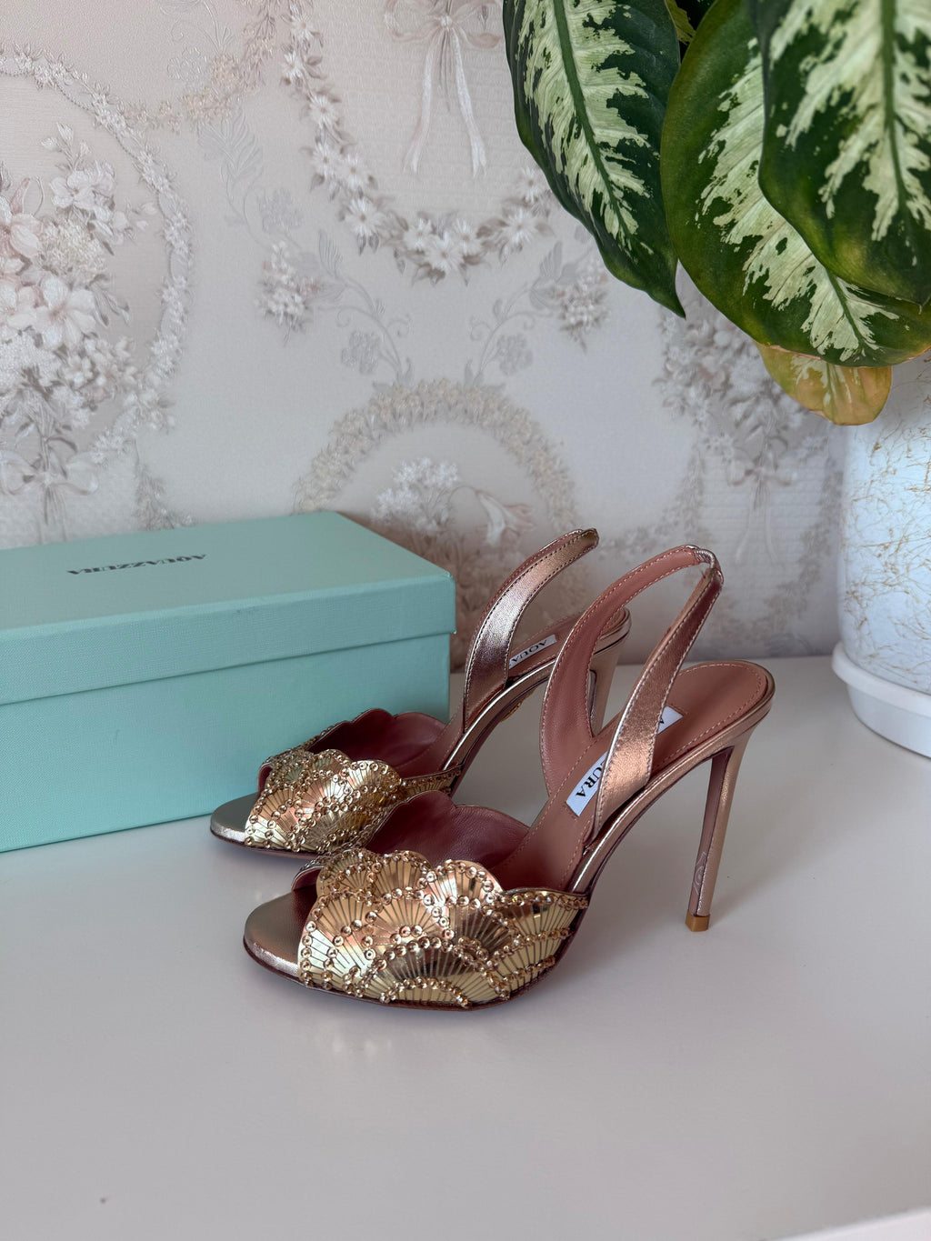 حذاء كعب نسائي فاخر مزين بتفاصيل لامعة – تصميم أنيق وعصري