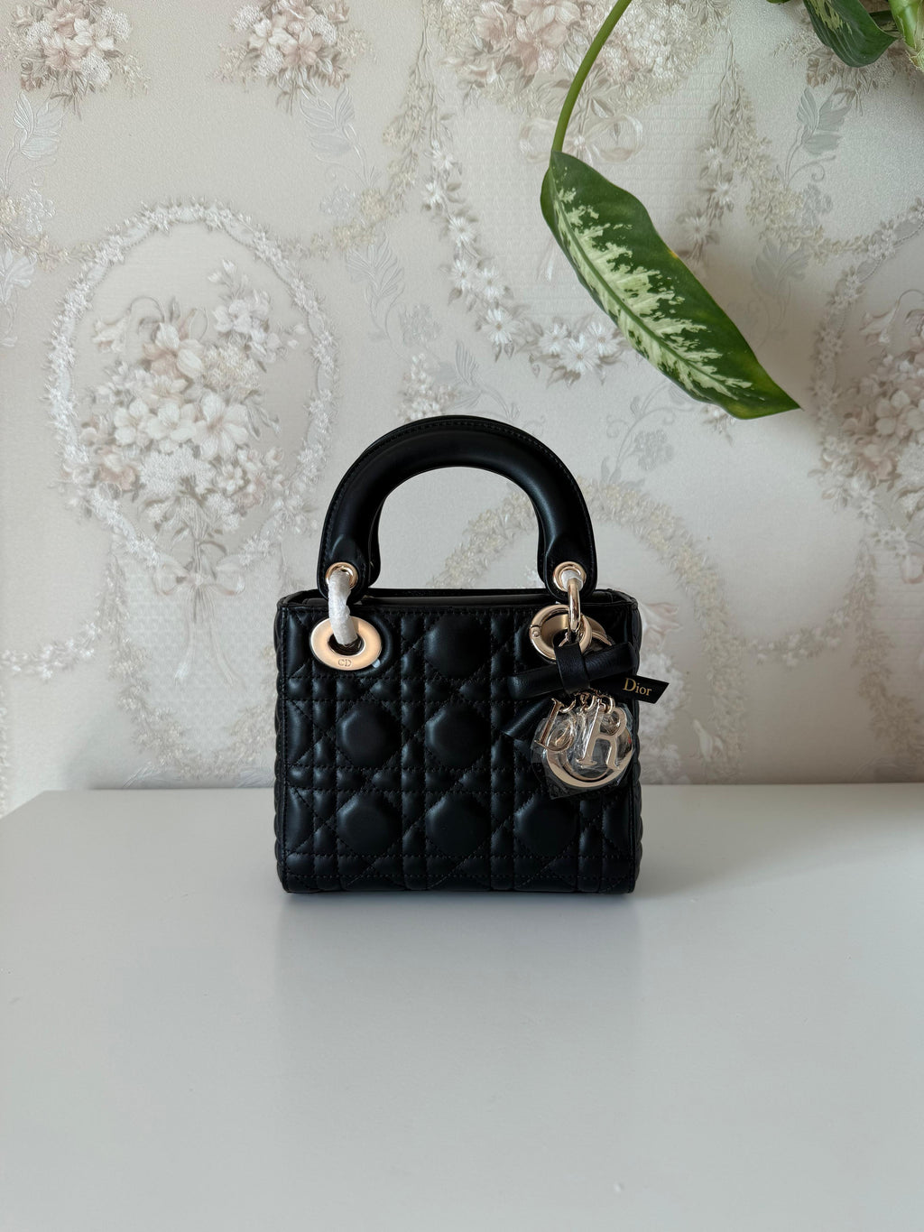 High-quality luxury women's handbag – elegant design with gold details