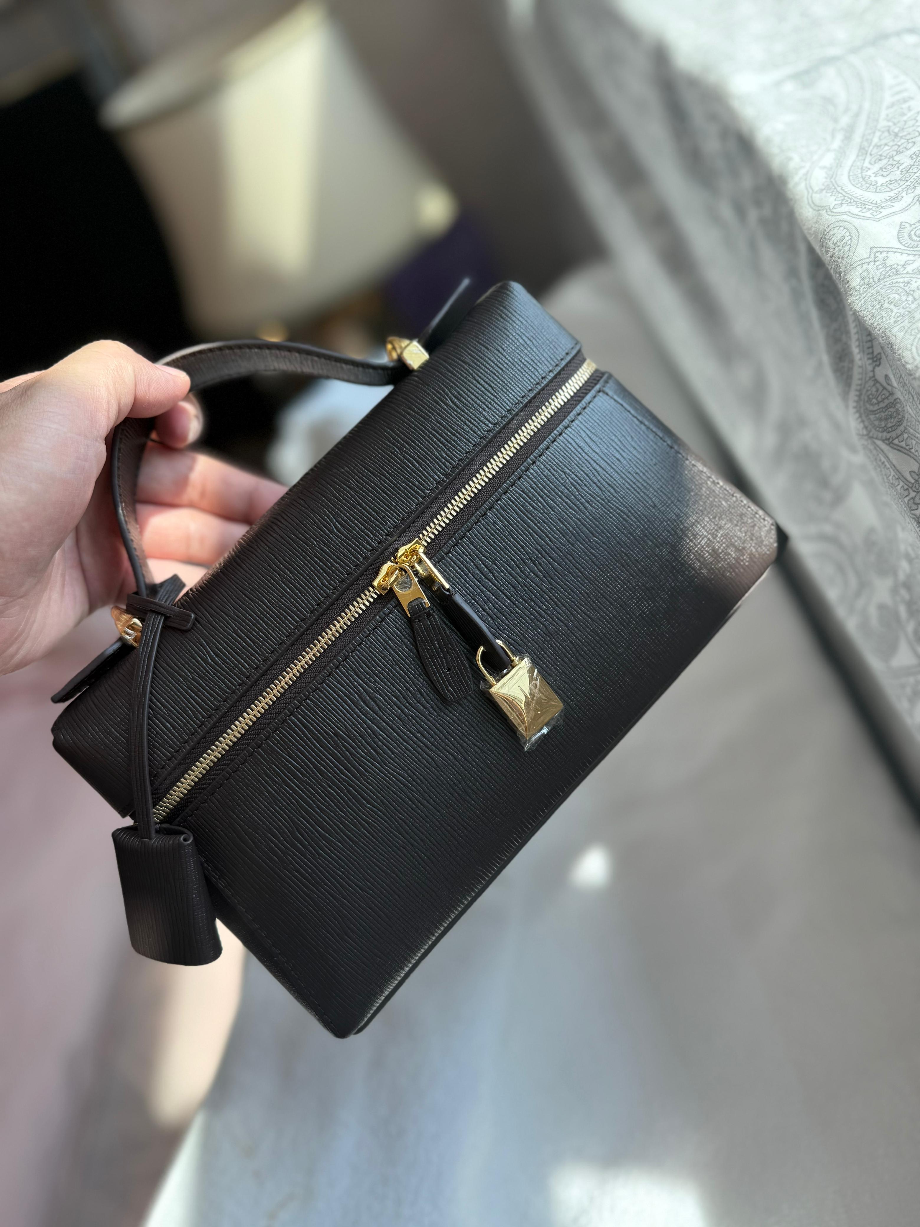 Elegant women's handbag with a luxurious logo print, high quality – distinctive modern design