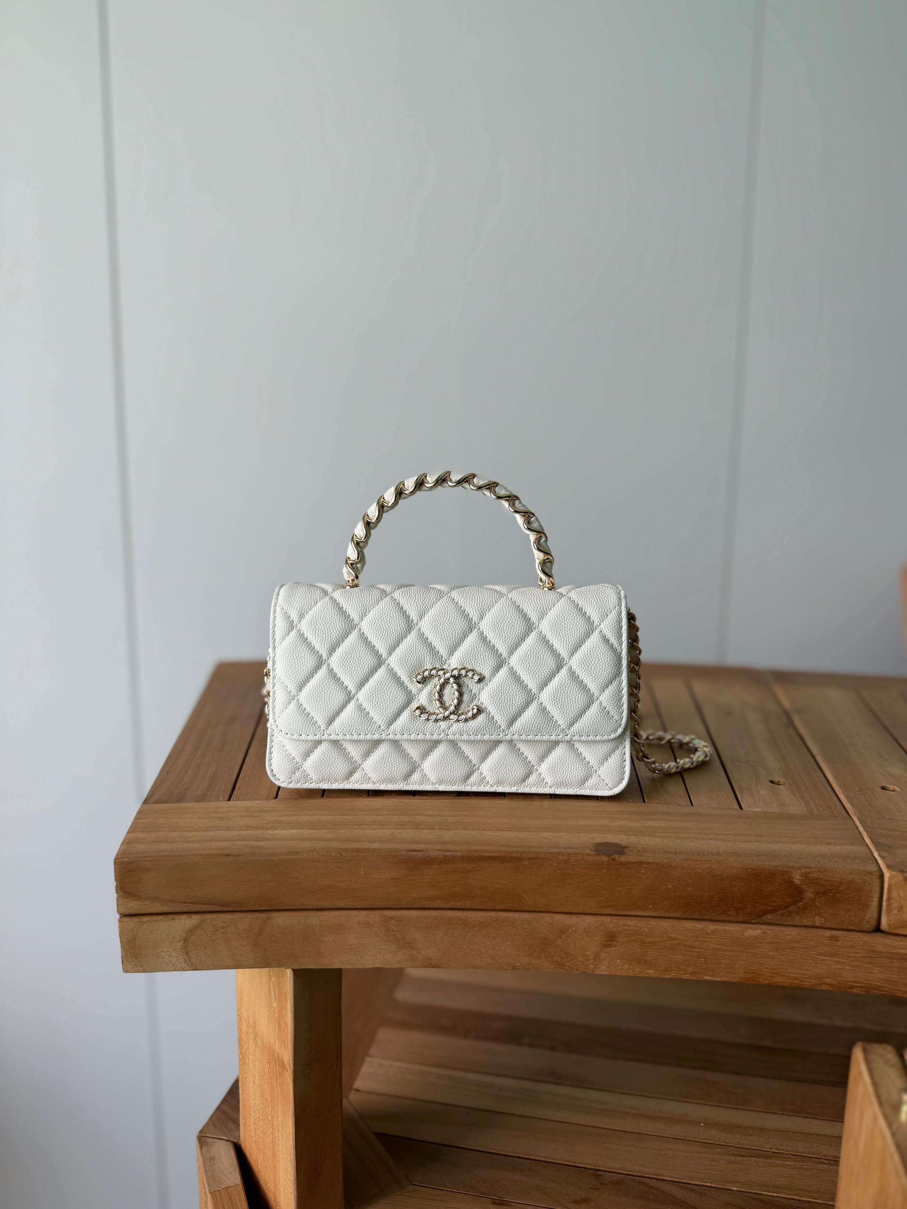 Elegant shoulder bag with a luxurious design