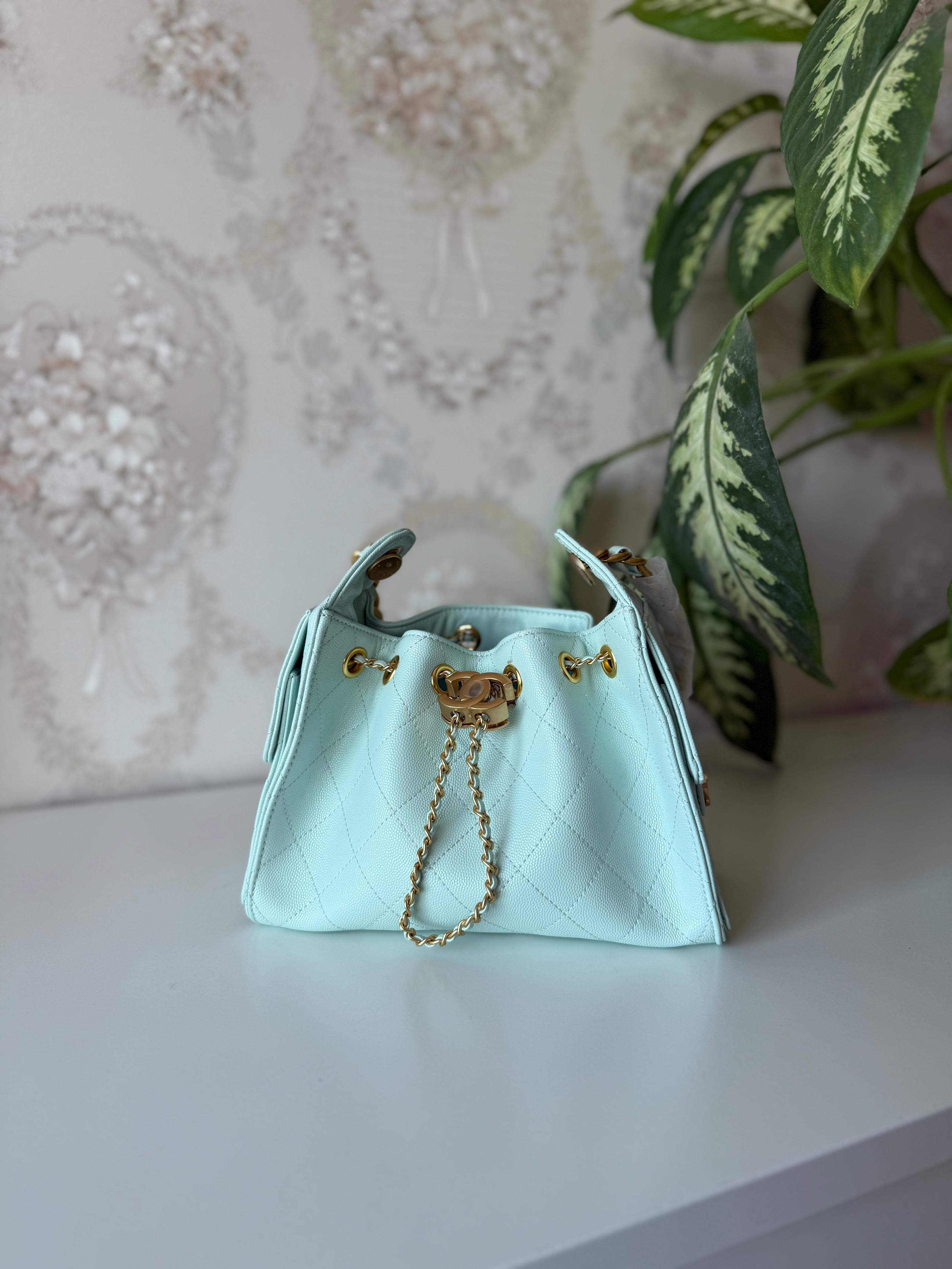 👜 شنطة نسائية فاخرة بتصميم عصري مع سلسلة ذهبية – حجم 22 سم   Luxury Women's Bag with Gold👜 Chain - 22 cm