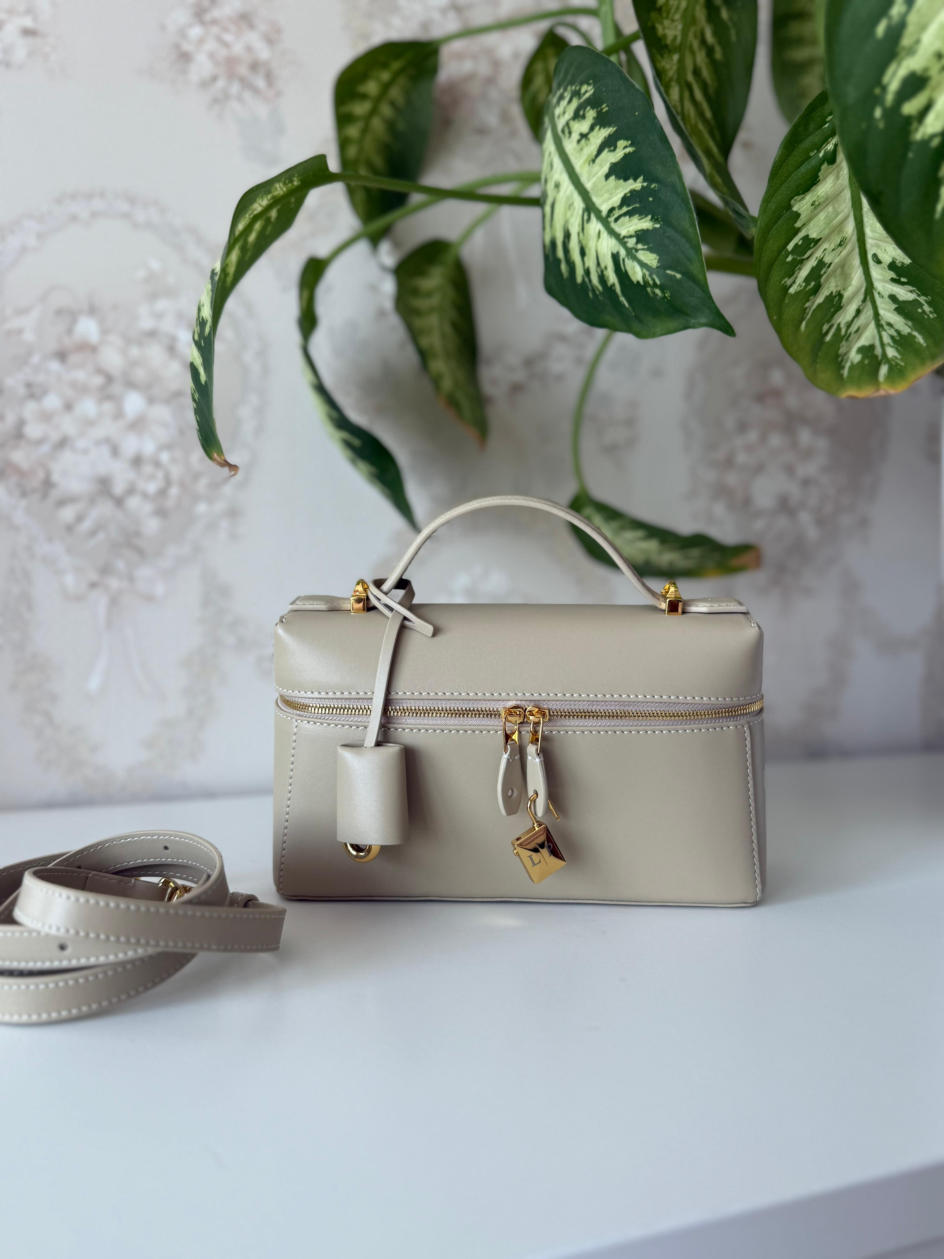 Elegant women's handbag with a luxurious logo print, high quality – distinctive modern design