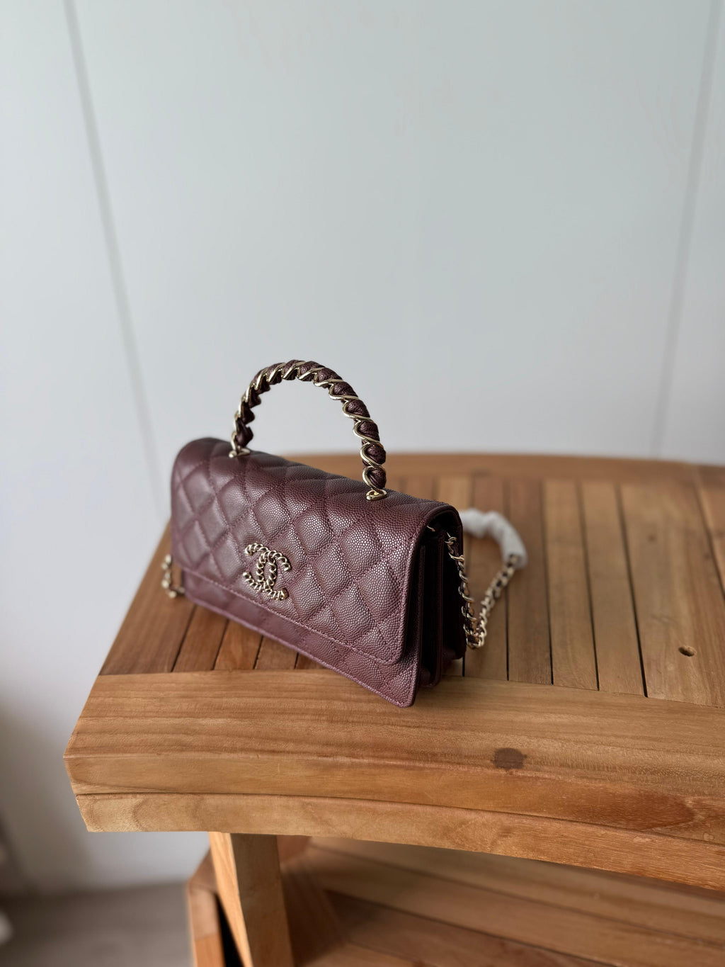 Elegant shoulder bag with a luxurious design