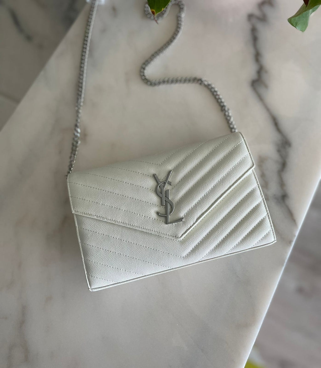 Elegant women's handbag with a luxurious logo print, high quality – distinctive modern design