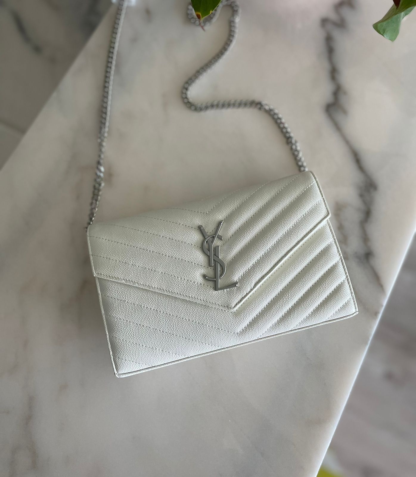 Elegant women's handbag with a luxurious logo print, high quality – distinctive modern design