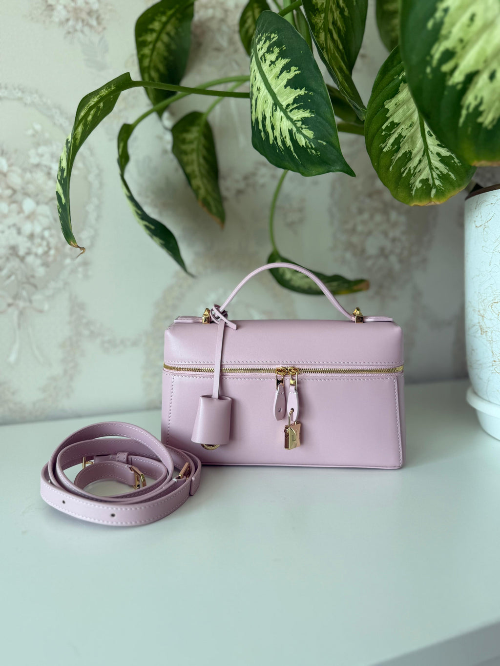 Elegant women's handbag with a luxurious logo print, high quality – distinctive modern design