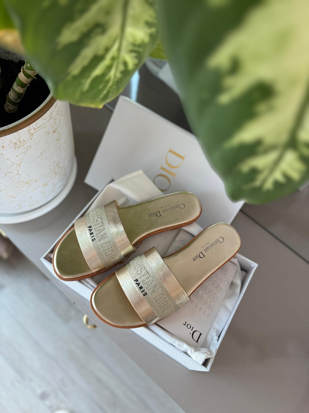 نعال نسائي فاخر تصميم باريسي أنيق | جودة عالية ومريح للارتداء اليوميLuxury Women's Slippers Elegant Parisian Design | High quality and comfortable for everyday wear