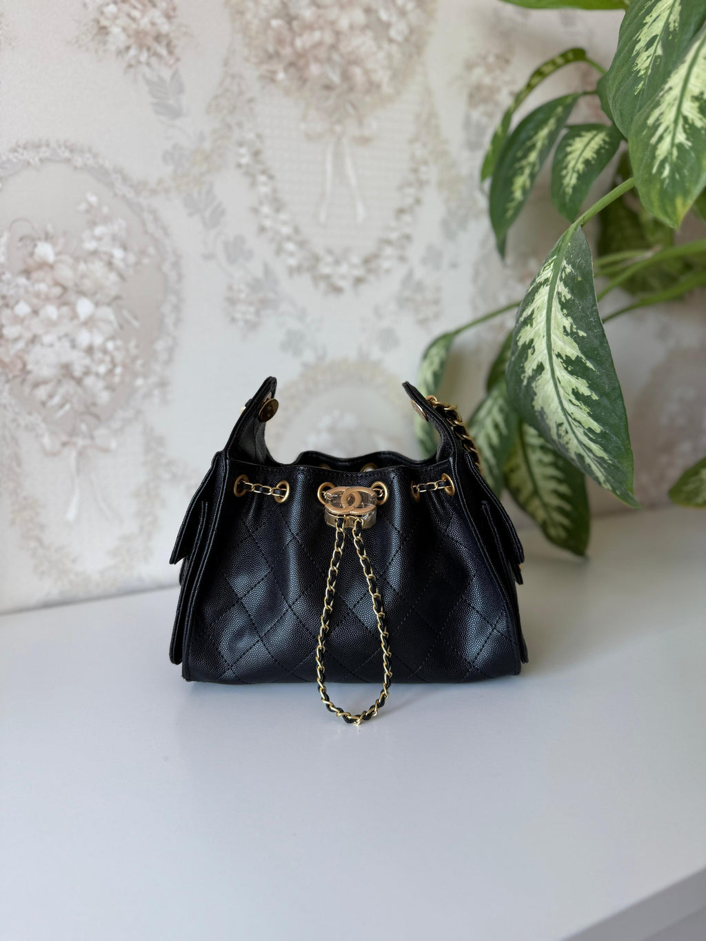 👜 شنطة نسائية فاخرة بتصميم عصري مع سلسلة ذهبية – حجم 22 سم   Luxury Women's Bag with Gold👜 Chain - 22 cm