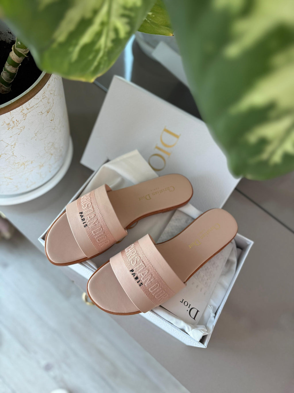 نعال نسائي فاخر تصميم باريسي أنيق | جودة عالية ومريح للارتداء اليوميLuxury Women's Slippers Elegant Parisian Design | High quality and comfortable for everyday wear