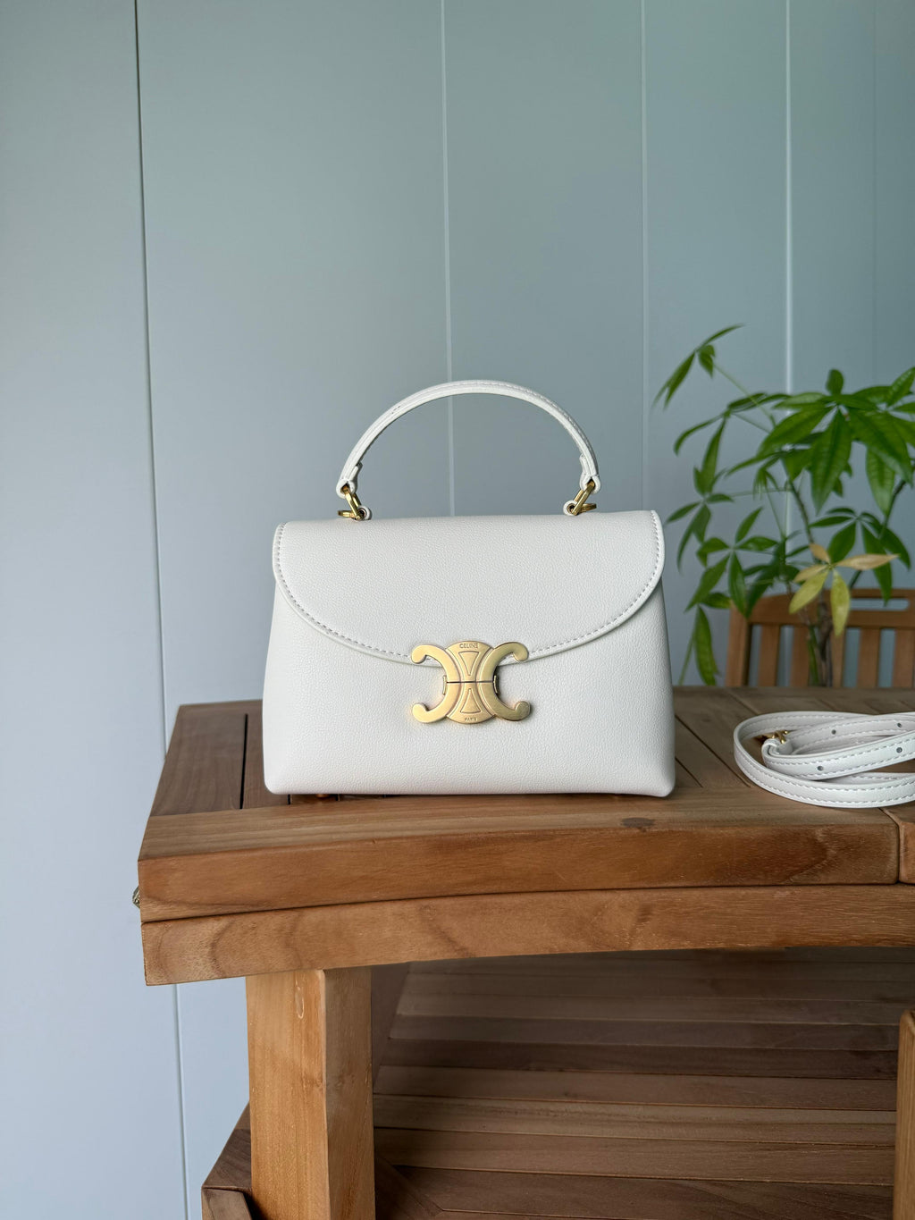 Elegant women's handbag with a luxurious logo print, high quality – distinctive modern design, 20cm