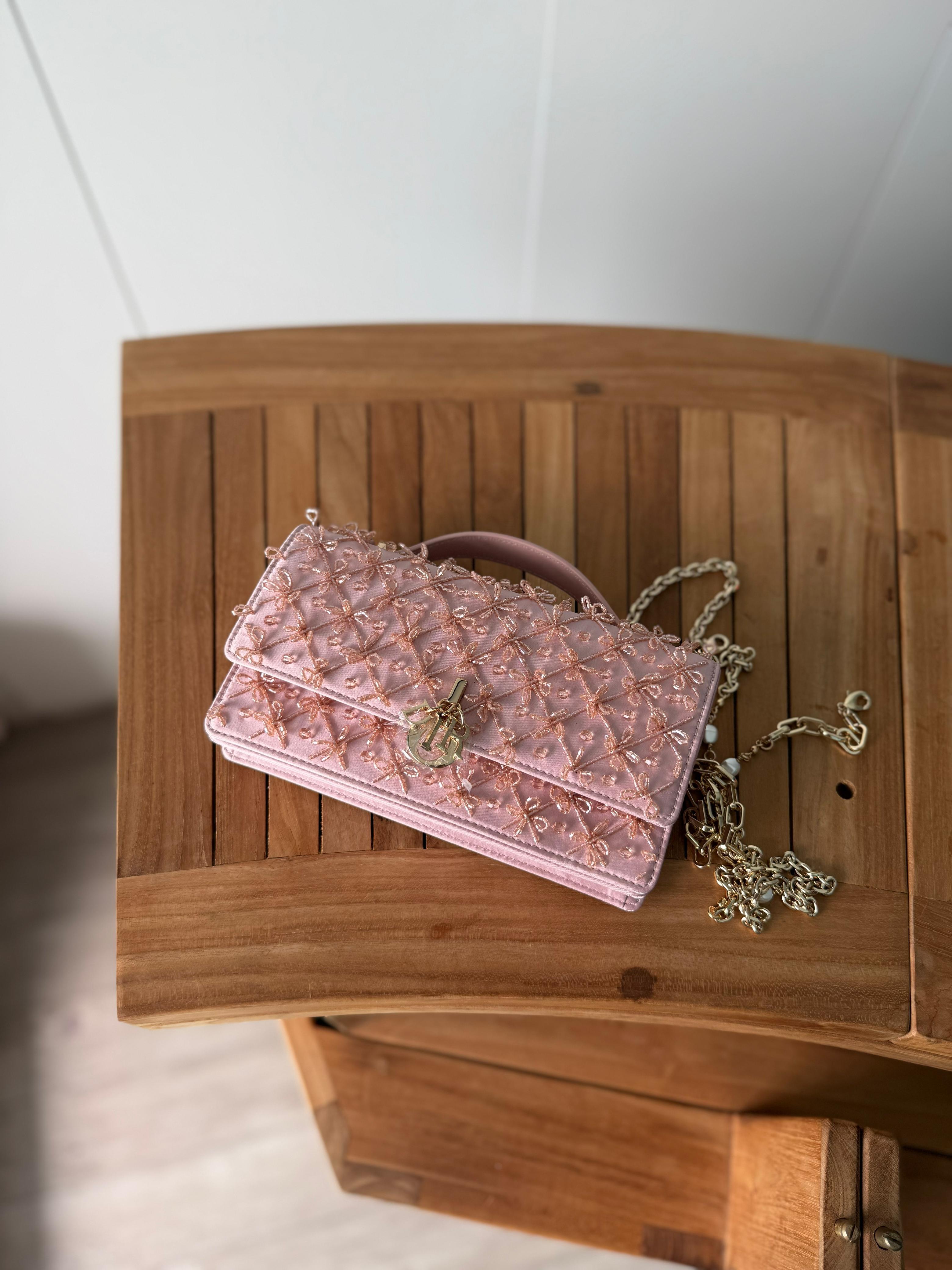 👜 : شنطة نسائية فاخرة بتصميم مرصّع أنيق مع سلسلة ذهبية