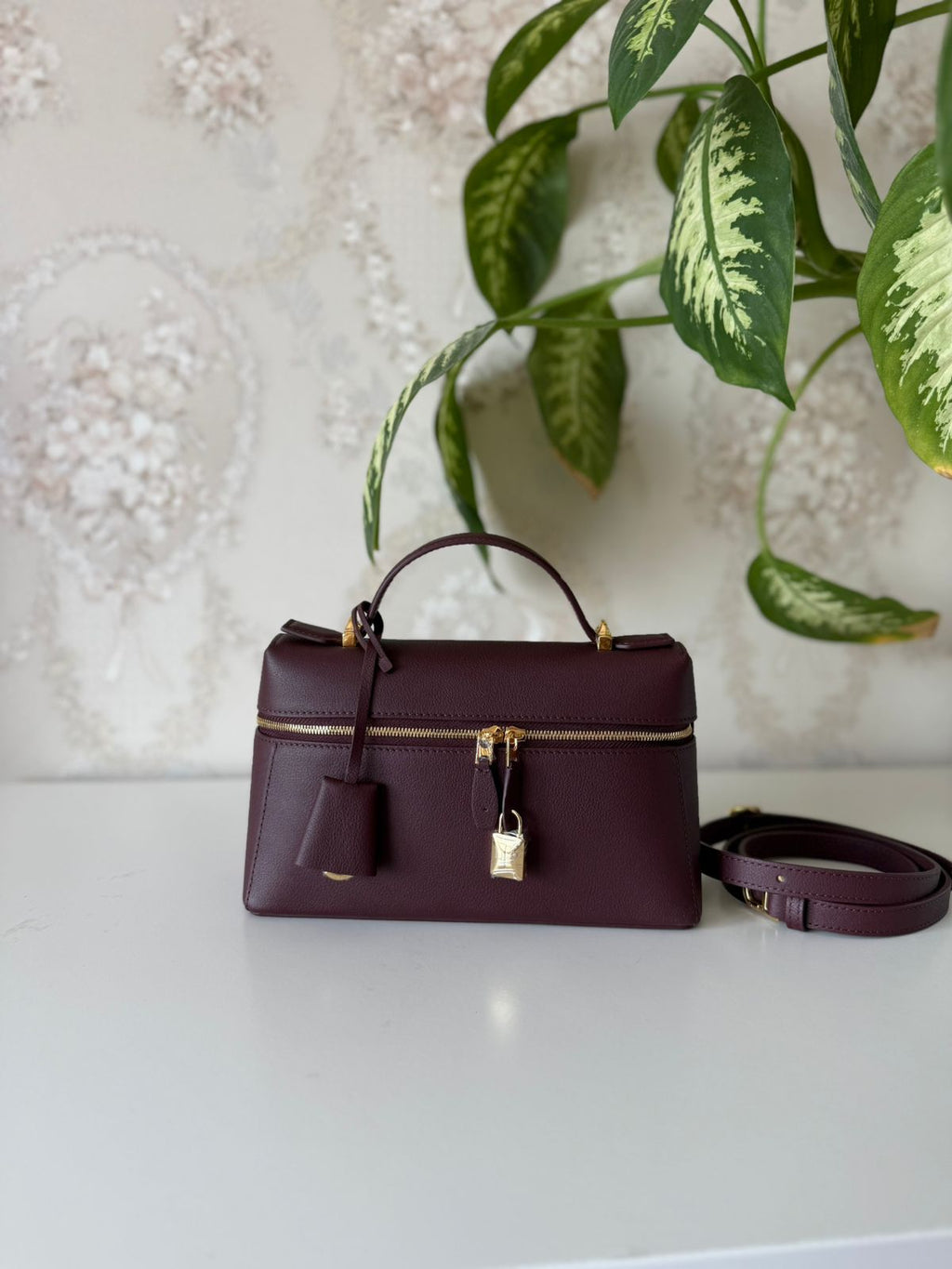 Elegant women's handbag with a luxurious logo print, high quality – distinctive modern design