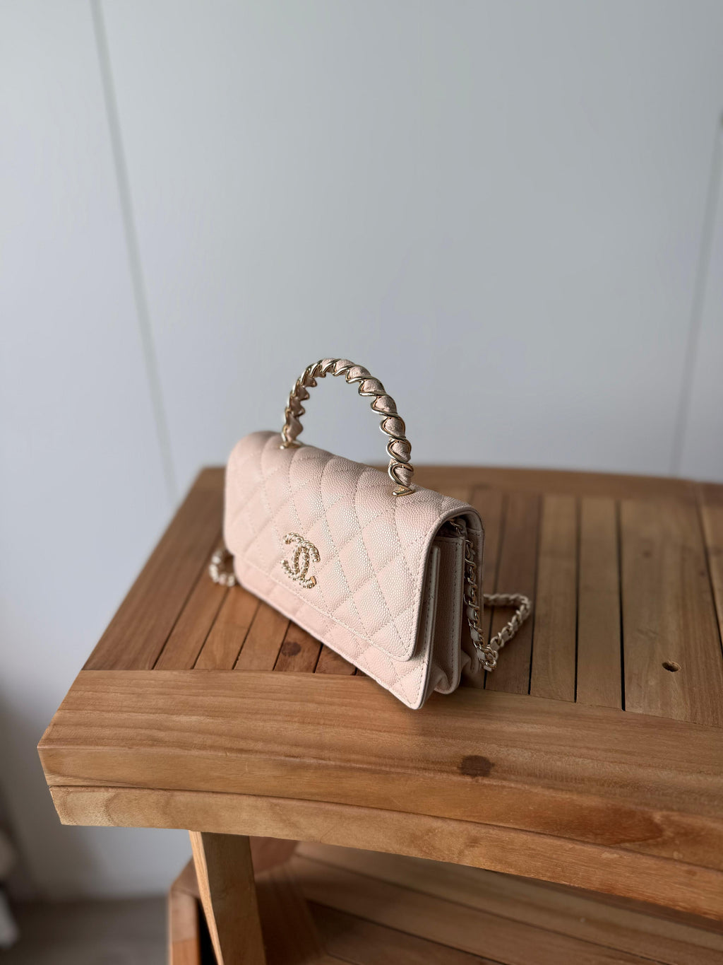 Elegant shoulder bag with a luxurious design