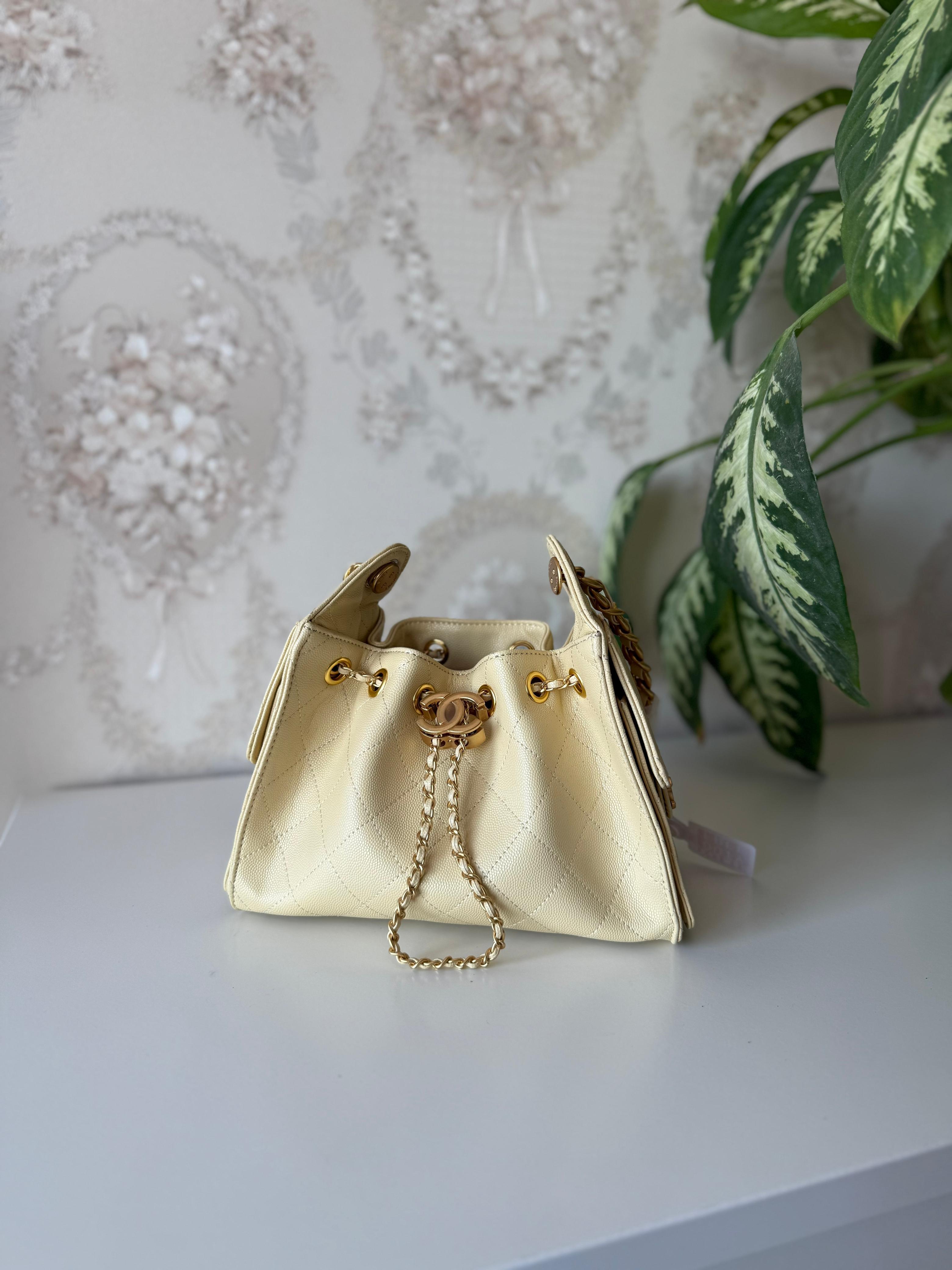 👜 شنطة نسائية فاخرة بتصميم عصري مع سلسلة ذهبية – حجم 22 سم   Luxury Women's Bag with Gold👜 Chain - 22 cm