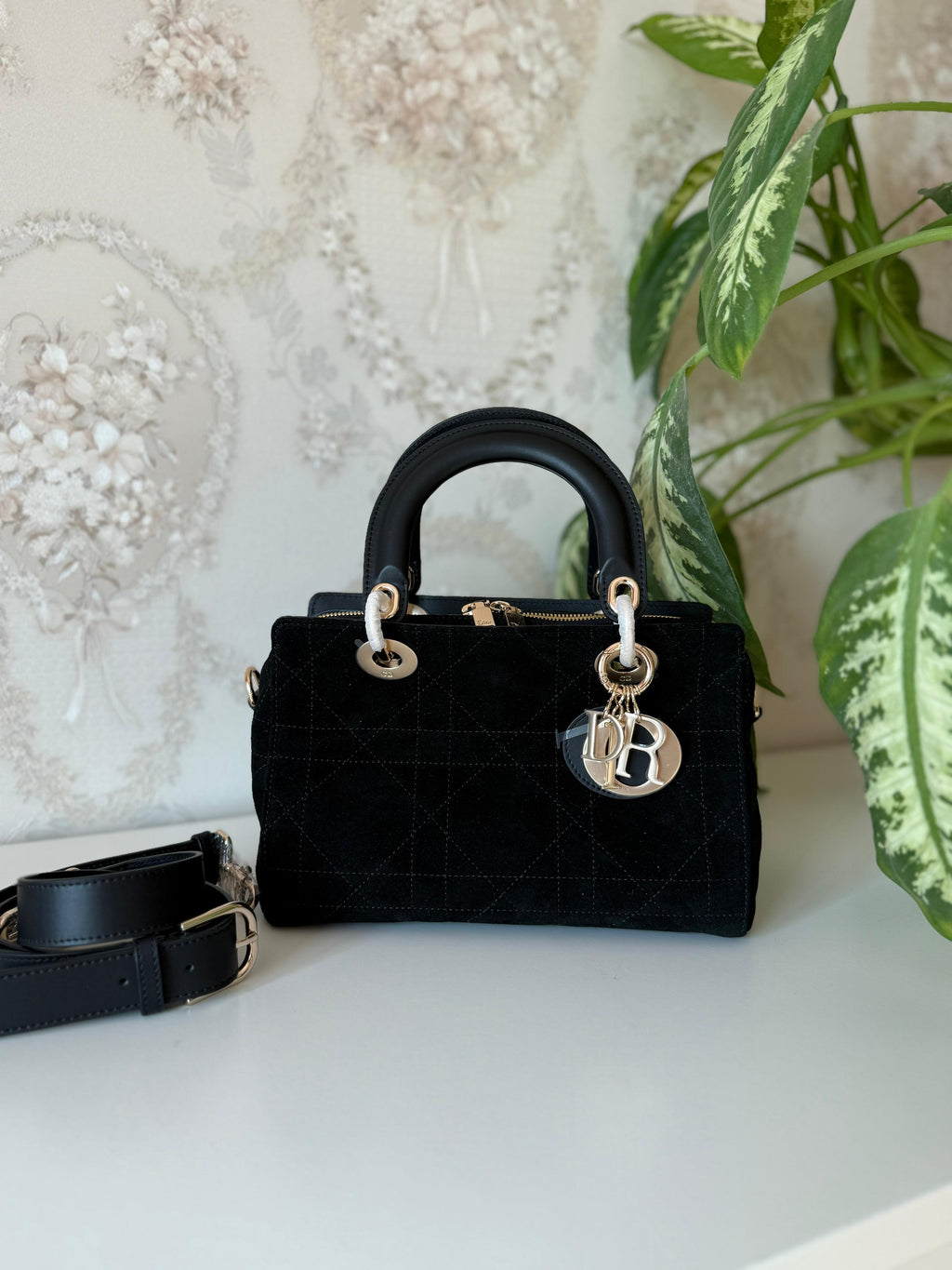 Elegant women's handbag with a luxurious logo print, high quality – distinctive modern design شنطة نسائية أنيقة بنقشة الشعار الفاخر بجودة عالية – تصميم عصري مميز