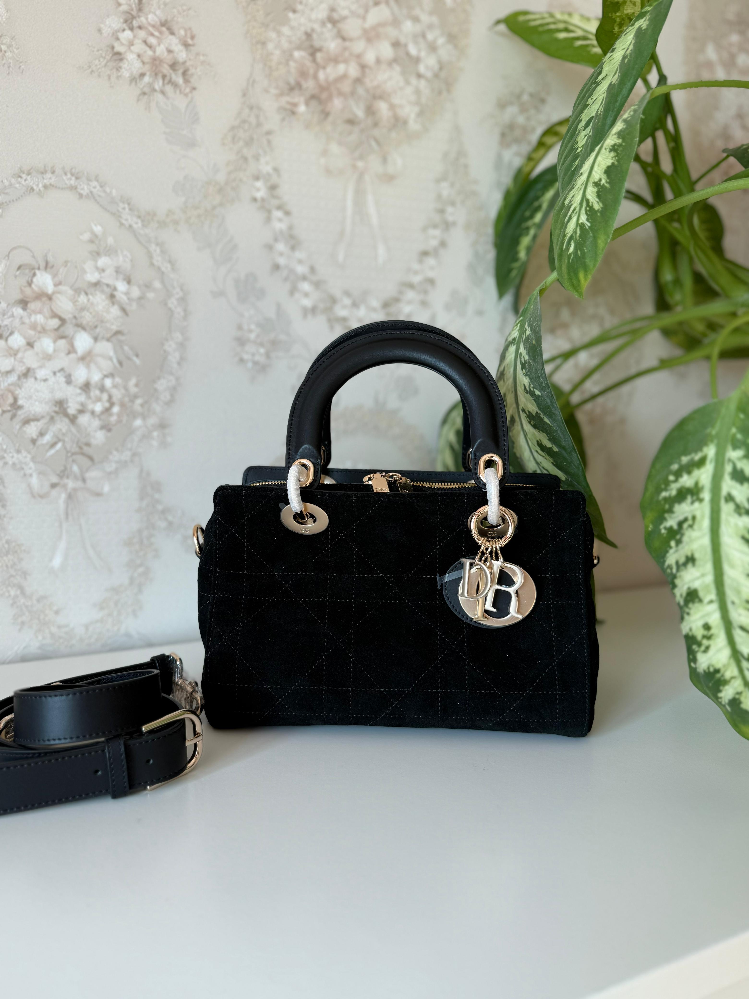 Elegant women's handbag with a luxurious logo print, high quality – distinctive modern design شنطة نسائية أنيقة بنقشة الشعار الفاخر بجودة عالية – تصميم عصري مميز