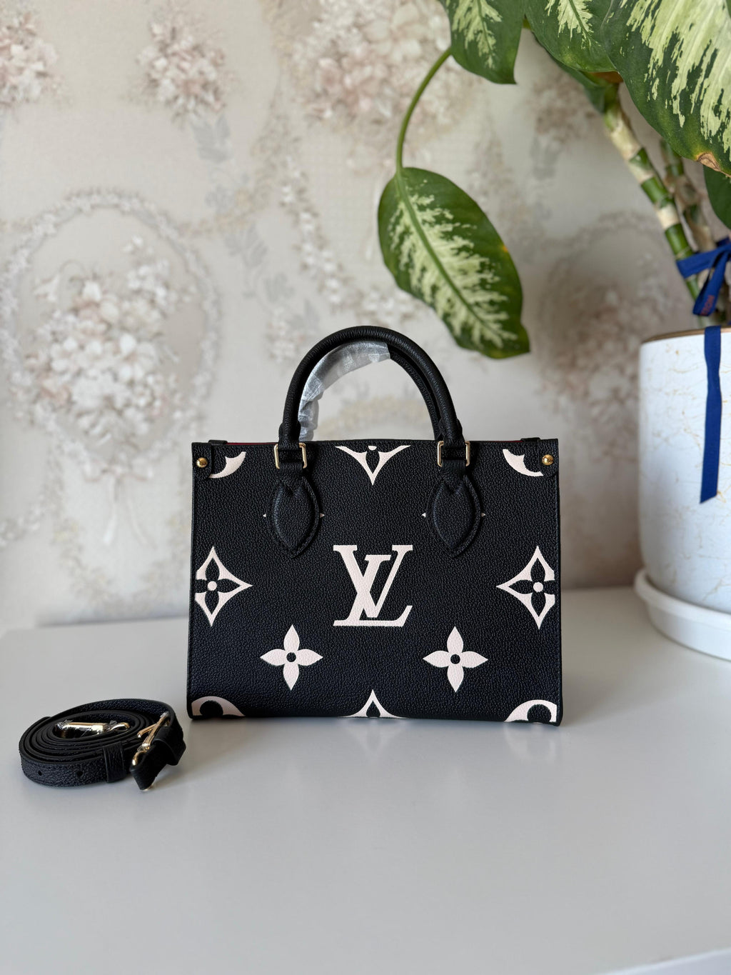 Elegant women's handbag with a luxurious logo print, high quality – distinctive modern design
