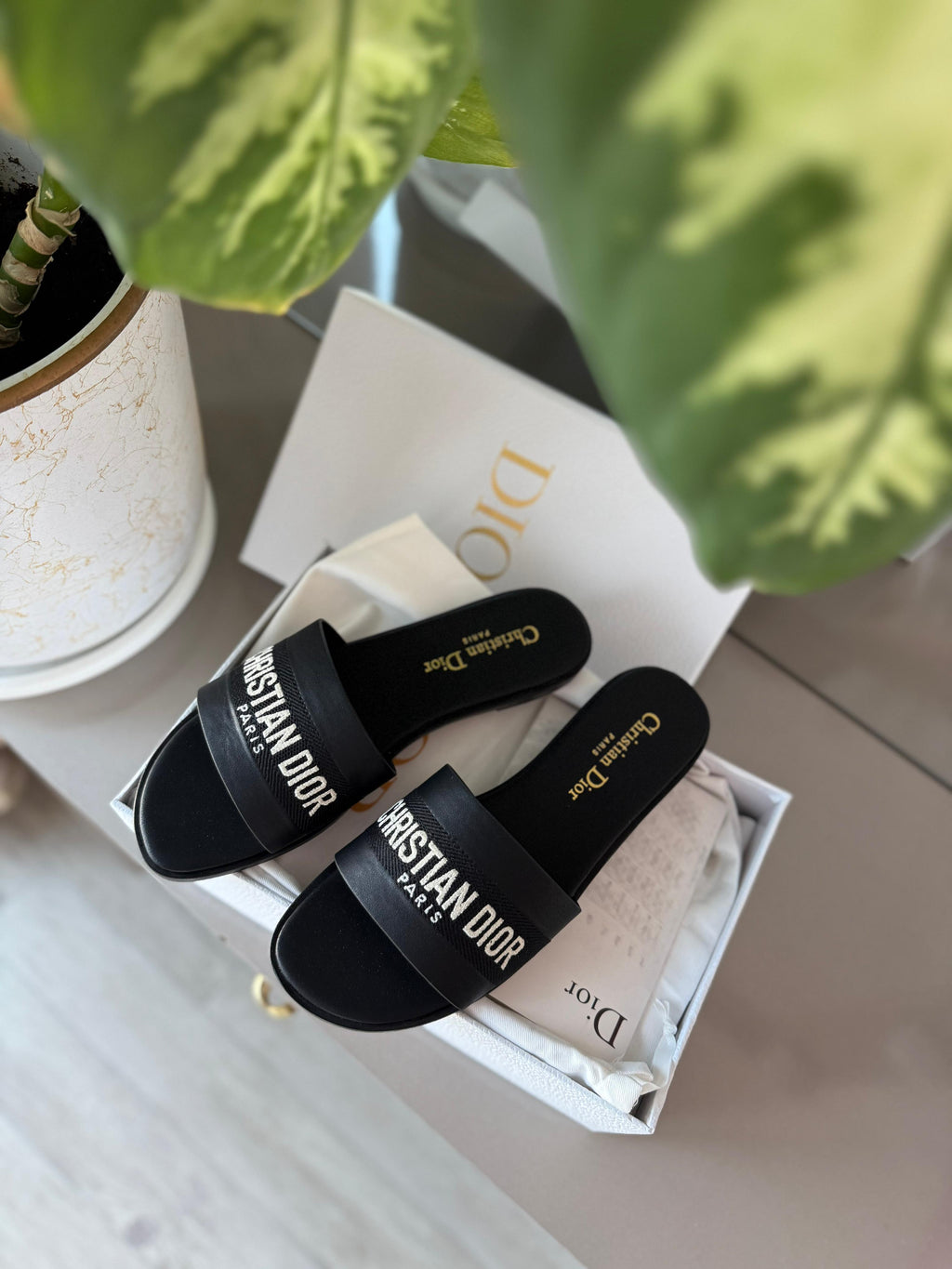 نعال نسائي فاخر تصميم باريسي أنيق | جودة عالية ومريح للارتداء اليوميLuxury Women's Slippers Elegant Parisian Design | High quality and comfortable for everyday wear