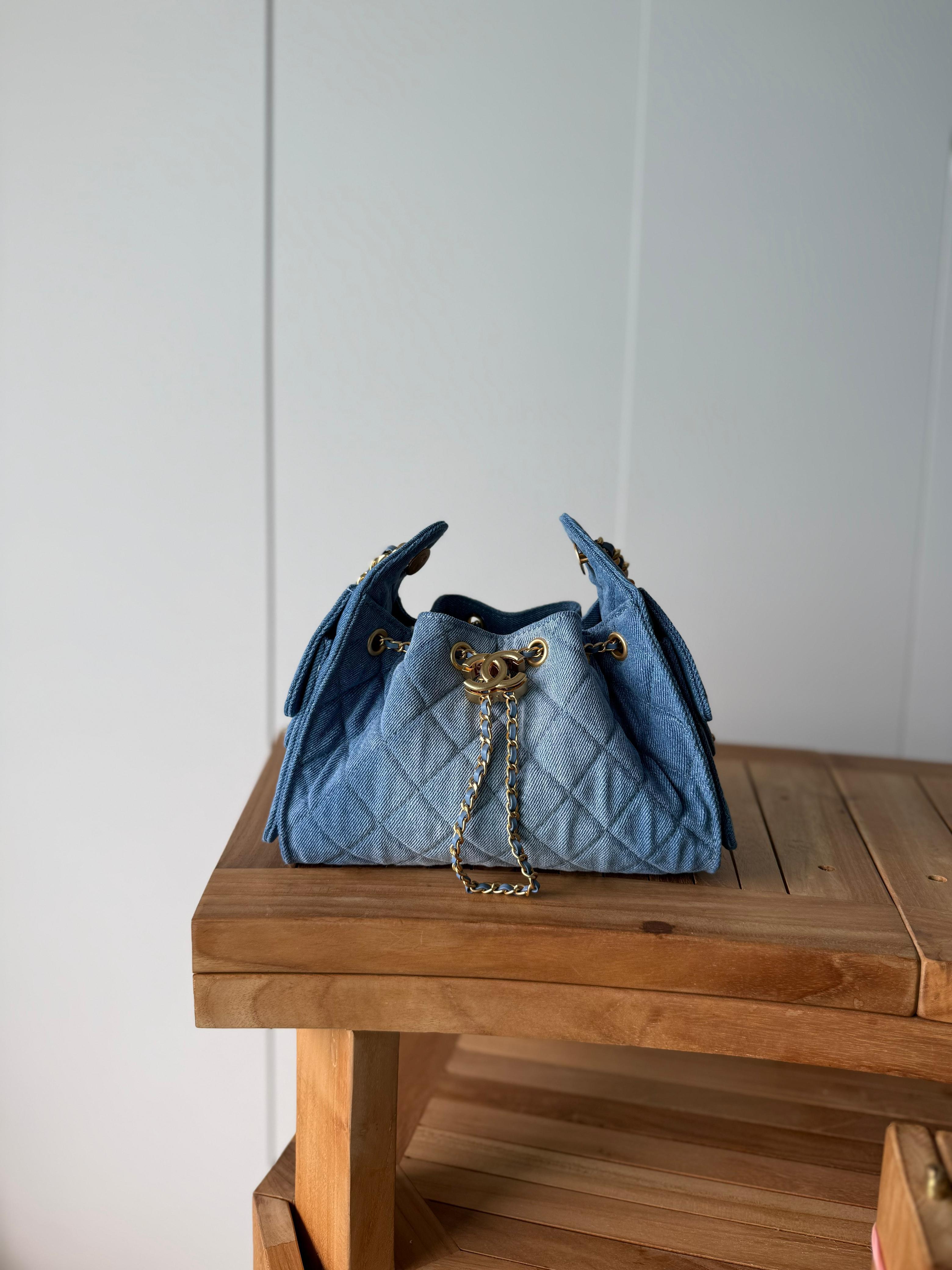 👜 شنطة نسائية فاخرة بتصميم عصري مع سلسلة ذهبية – حجم 22 سم   Luxury Women's Bag with Gold👜 Chain - 22 cm