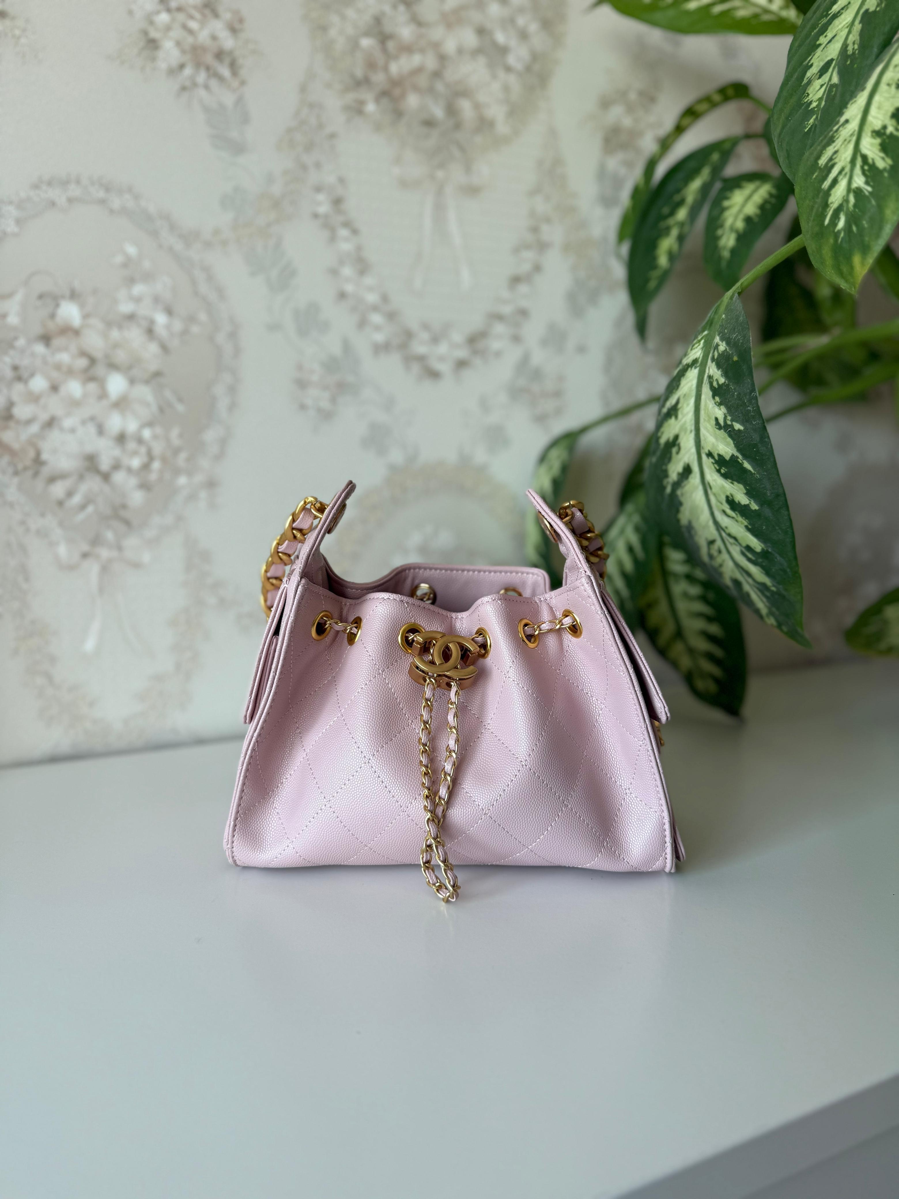 👜 شنطة نسائية فاخرة بتصميم عصري مع سلسلة ذهبية – حجم 22 سم   Luxury Women's Bag with Gold👜 Chain - 22 cm