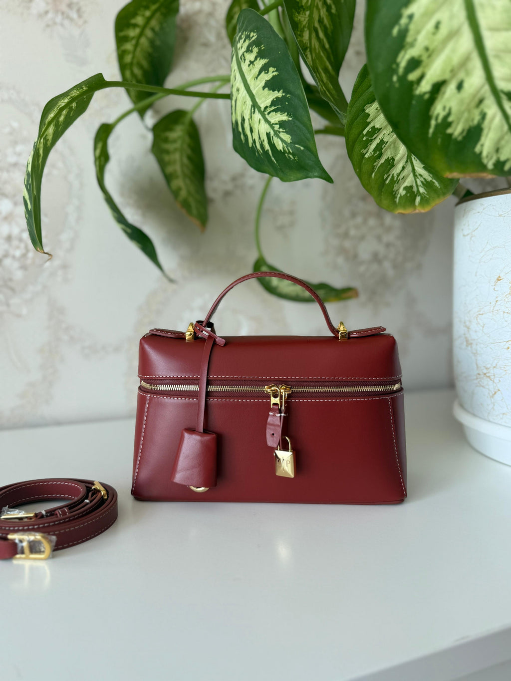 Elegant women's handbag with a luxurious logo print, high quality – distinctive modern design