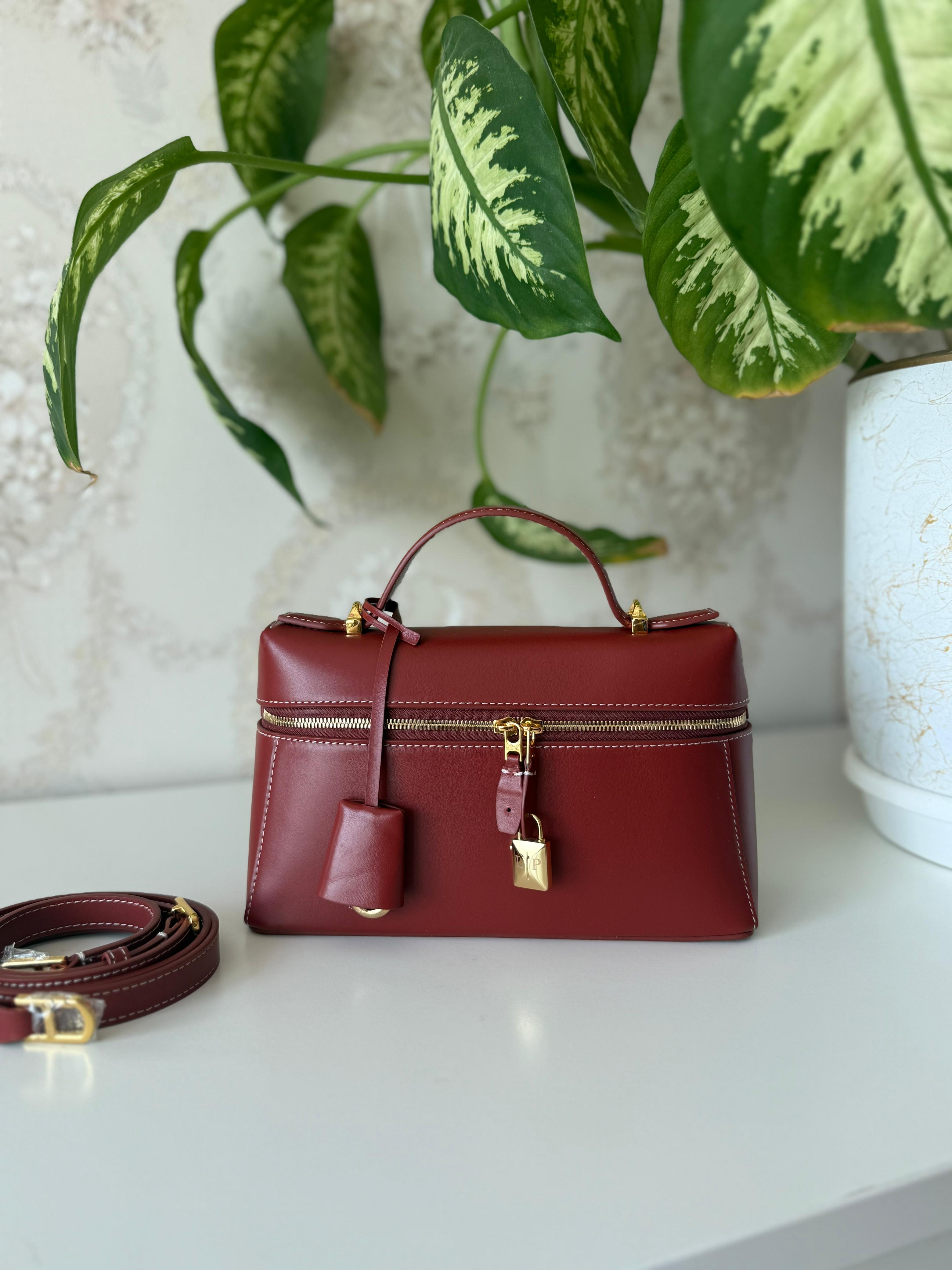 Elegant women's handbag with a luxurious logo print, high quality – distinctive modern design