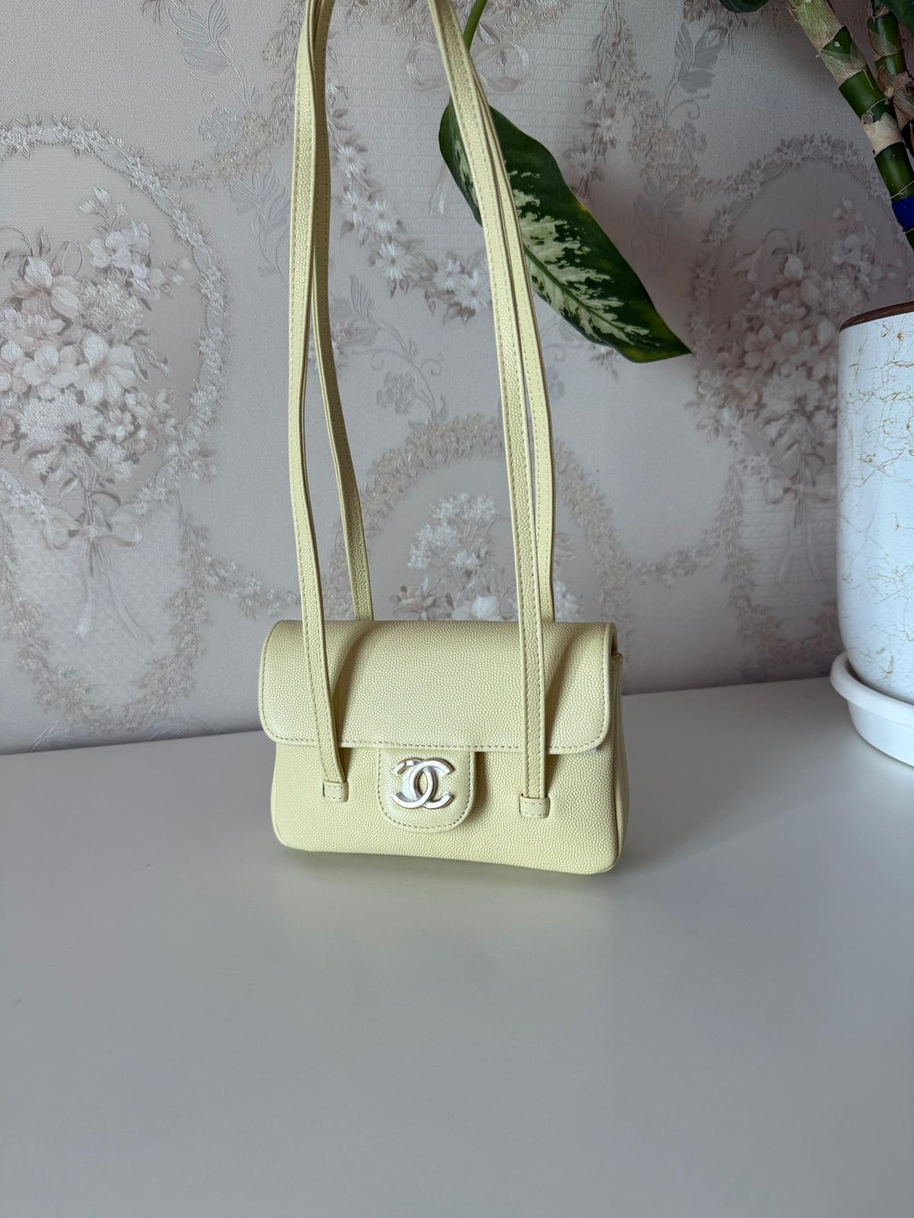 Elegant shoulder bag with a luxurious designشنطة كتف انيقة بتصميم فاخر