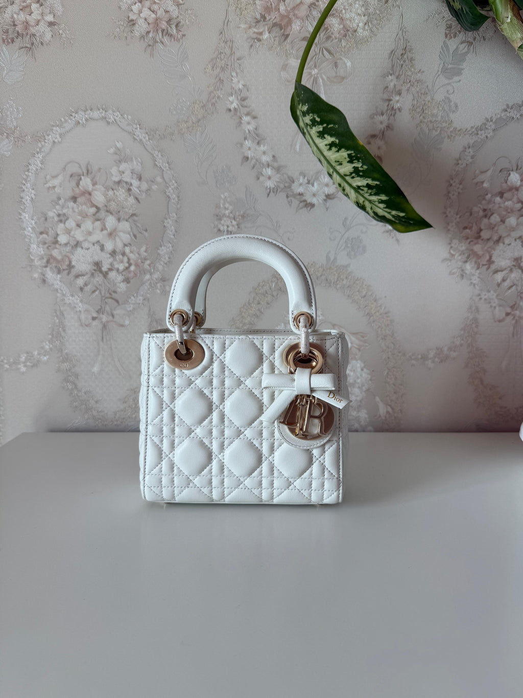 High-quality luxury women's handbag – elegant design with gold details