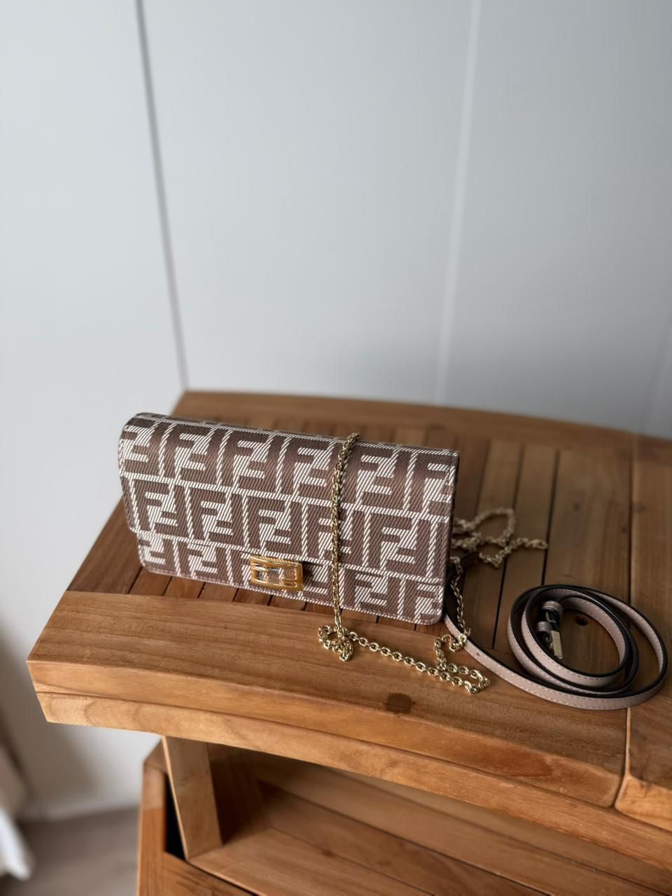 👜 شنطة نسائية فاخرة بتصميم كلاسيكي أنيق مع سلسلة ذهبية