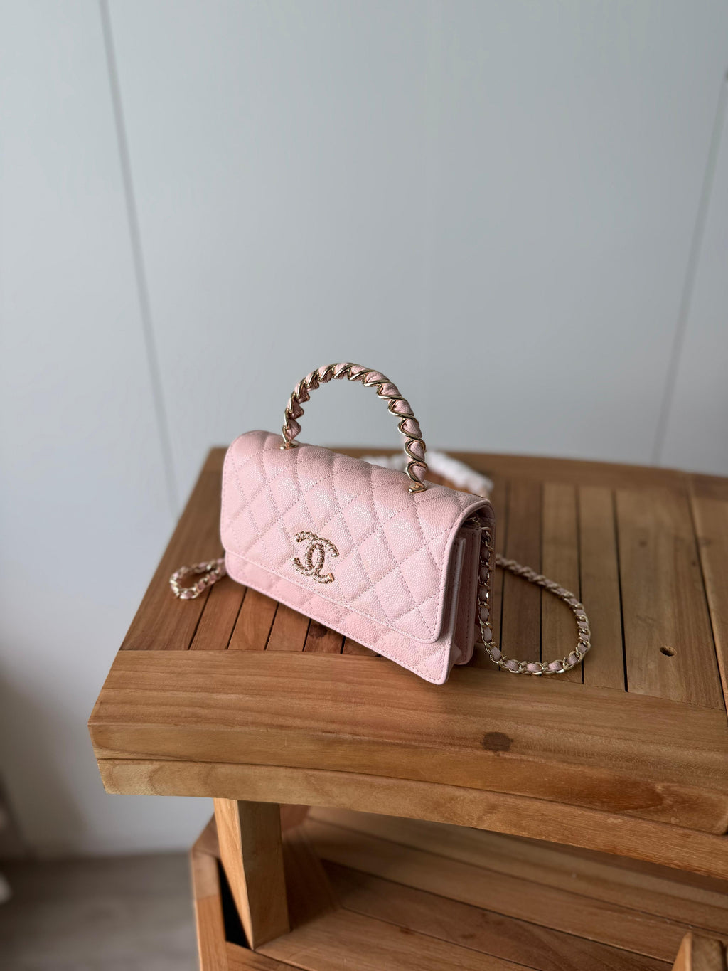 Elegant shoulder bag with a luxurious design