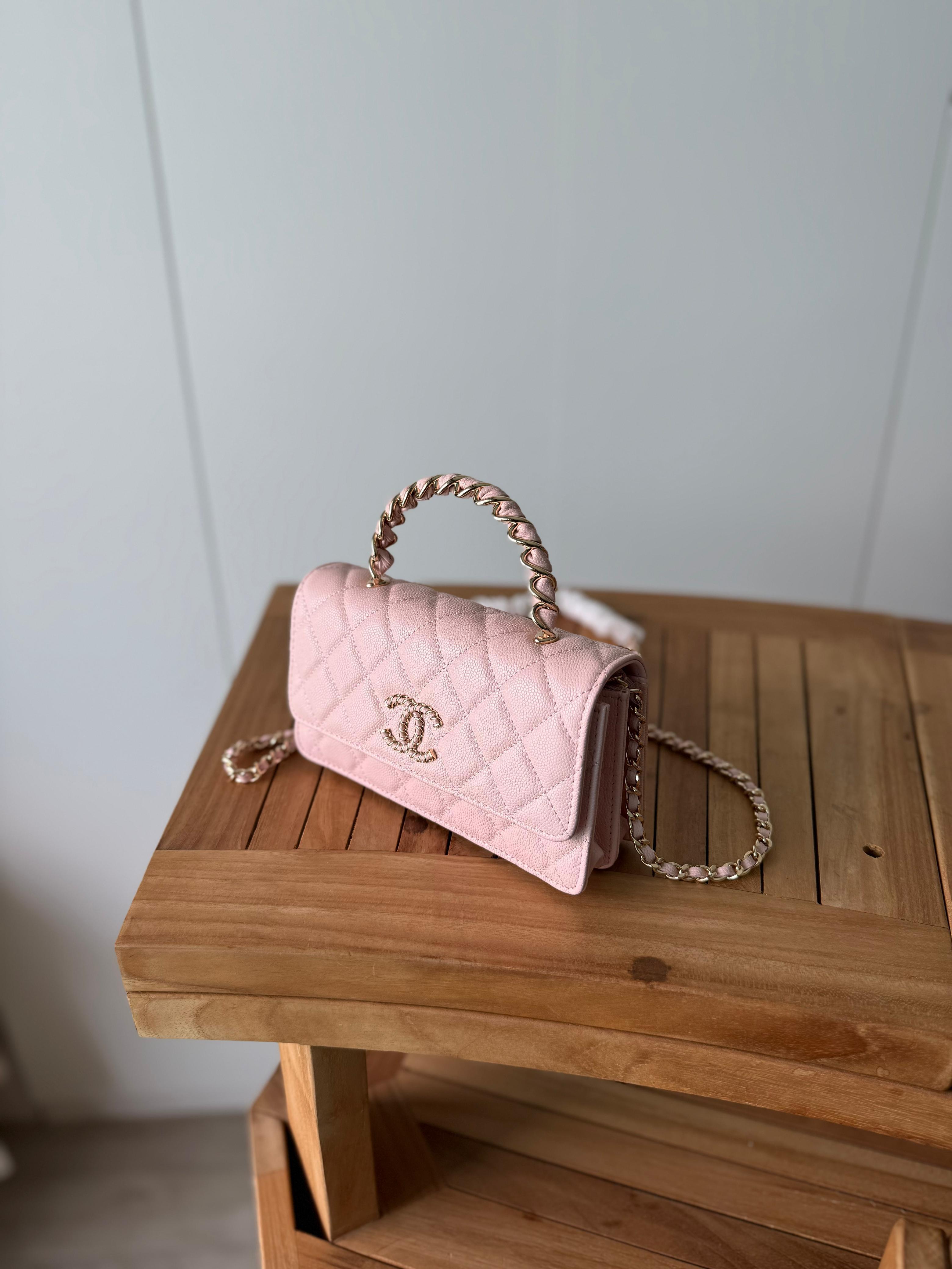 Elegant shoulder bag with a luxurious design