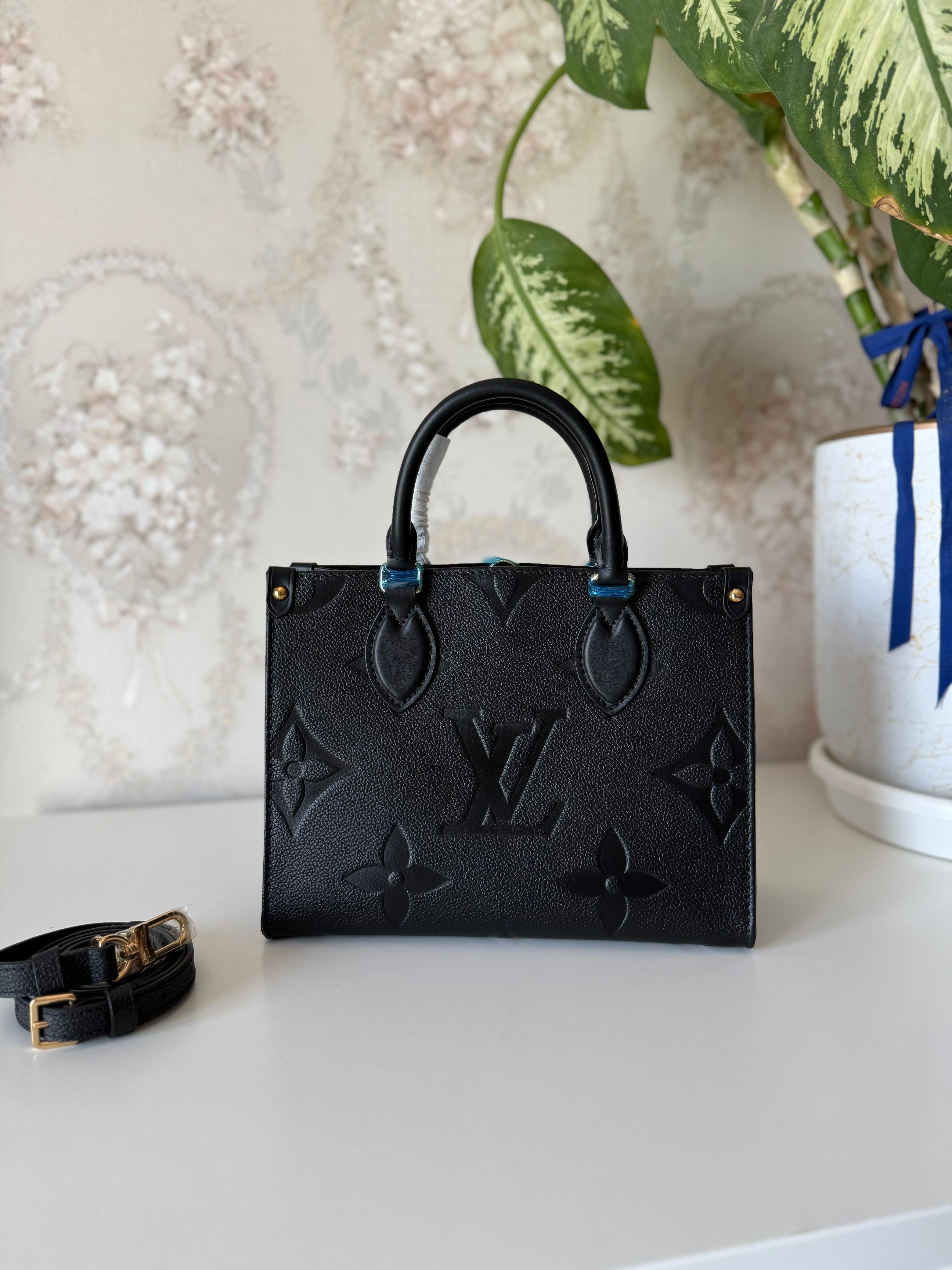 Elegant women's handbag with a luxurious logo print, high quality – distinctive modern design