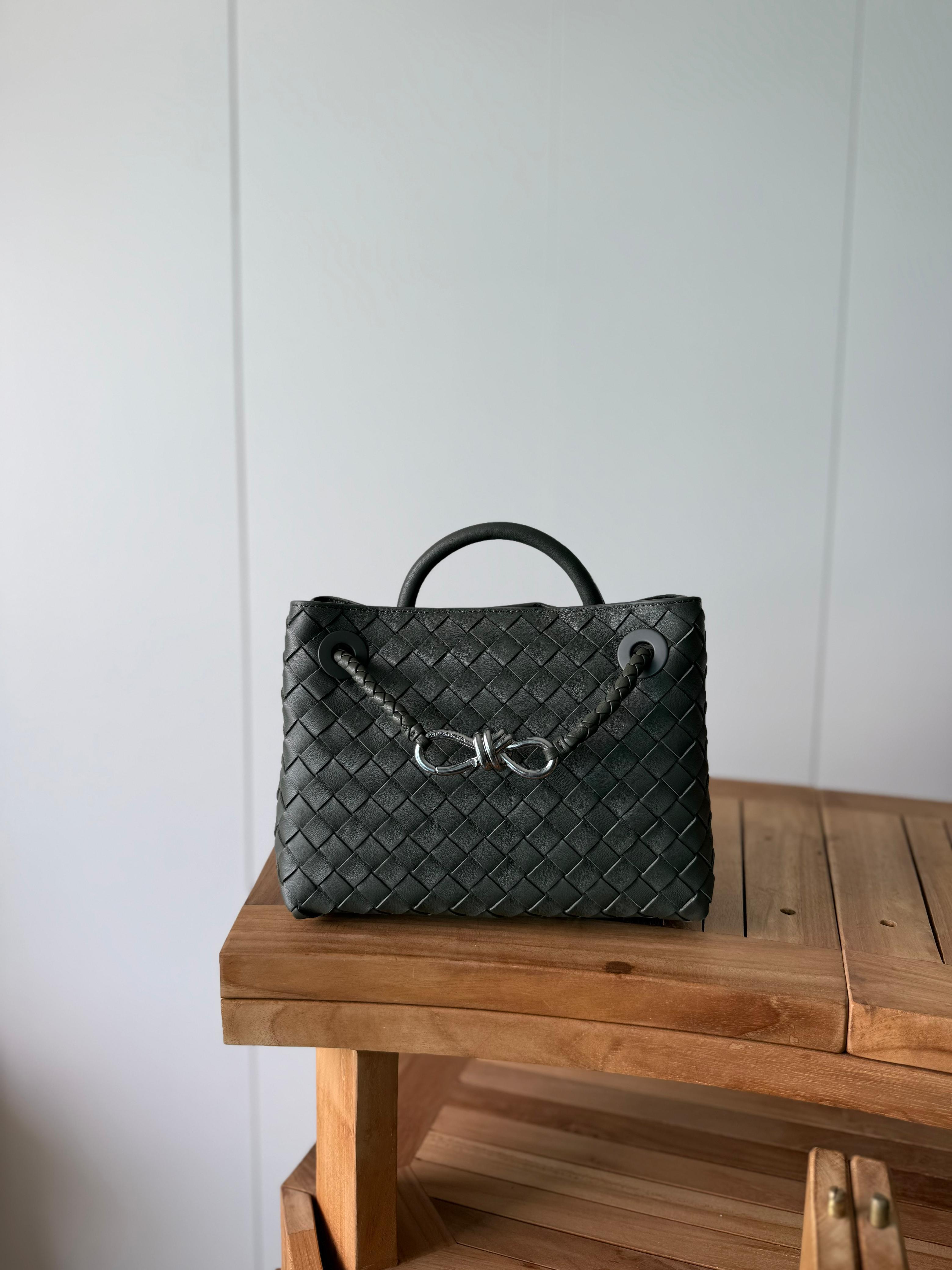 High-quality luxury women's handbag, 25cm – elegant design with gold details