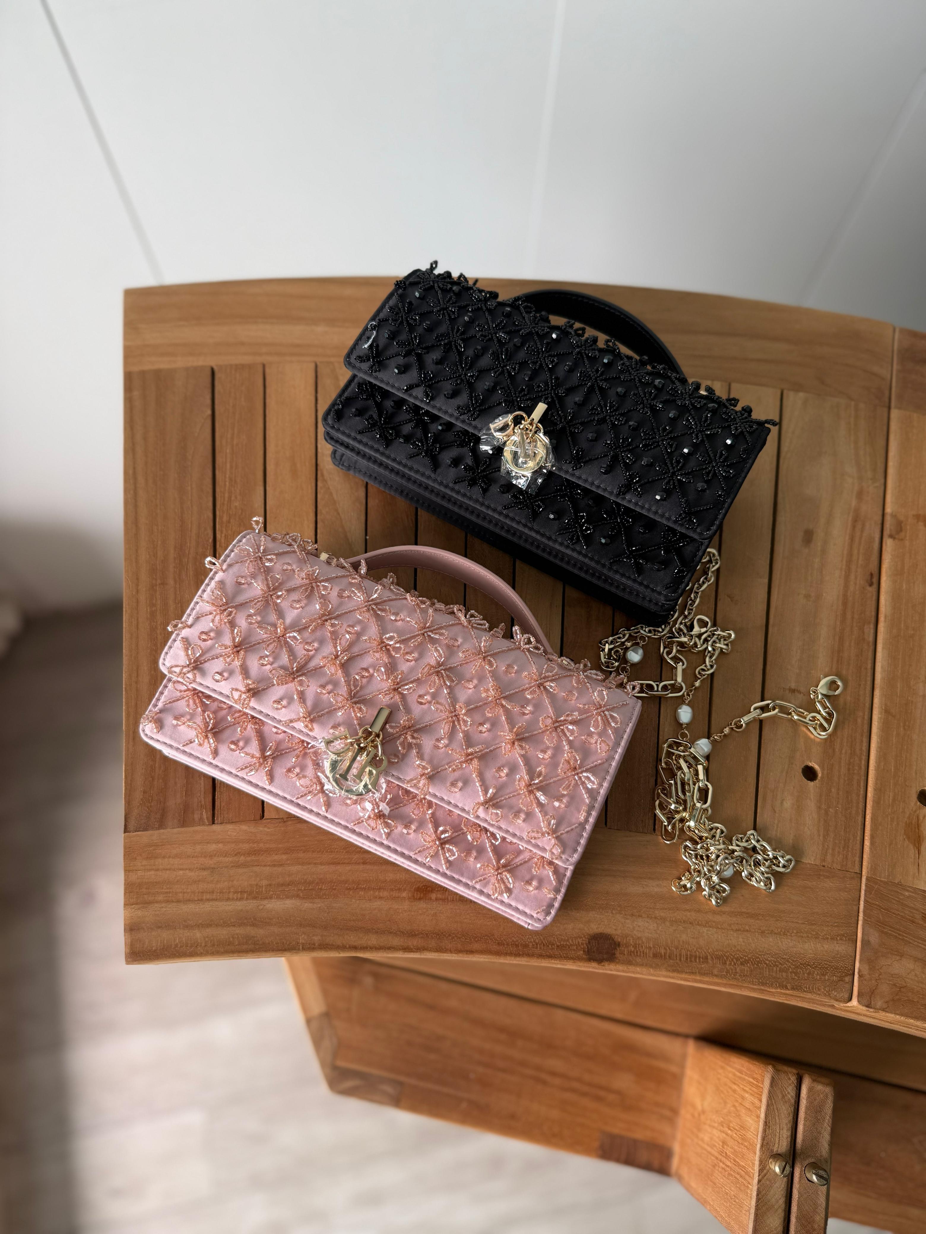 👜 : شنطة نسائية فاخرة بتصميم مرصّع أنيق مع سلسلة ذهبية