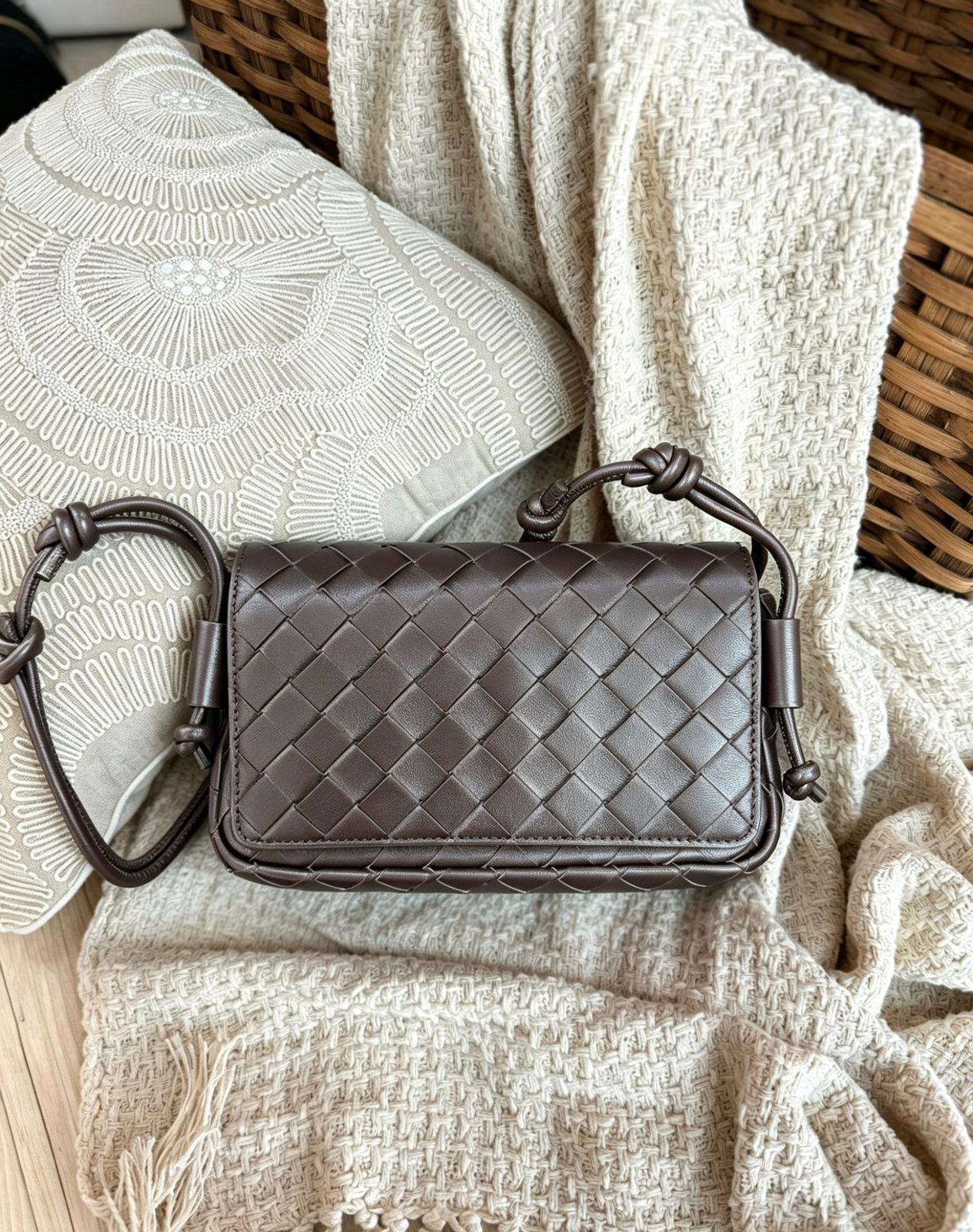 👜 شنط أنيقة بتصميم مضفّر – لمسة فخامة لكل إطلالة🌷