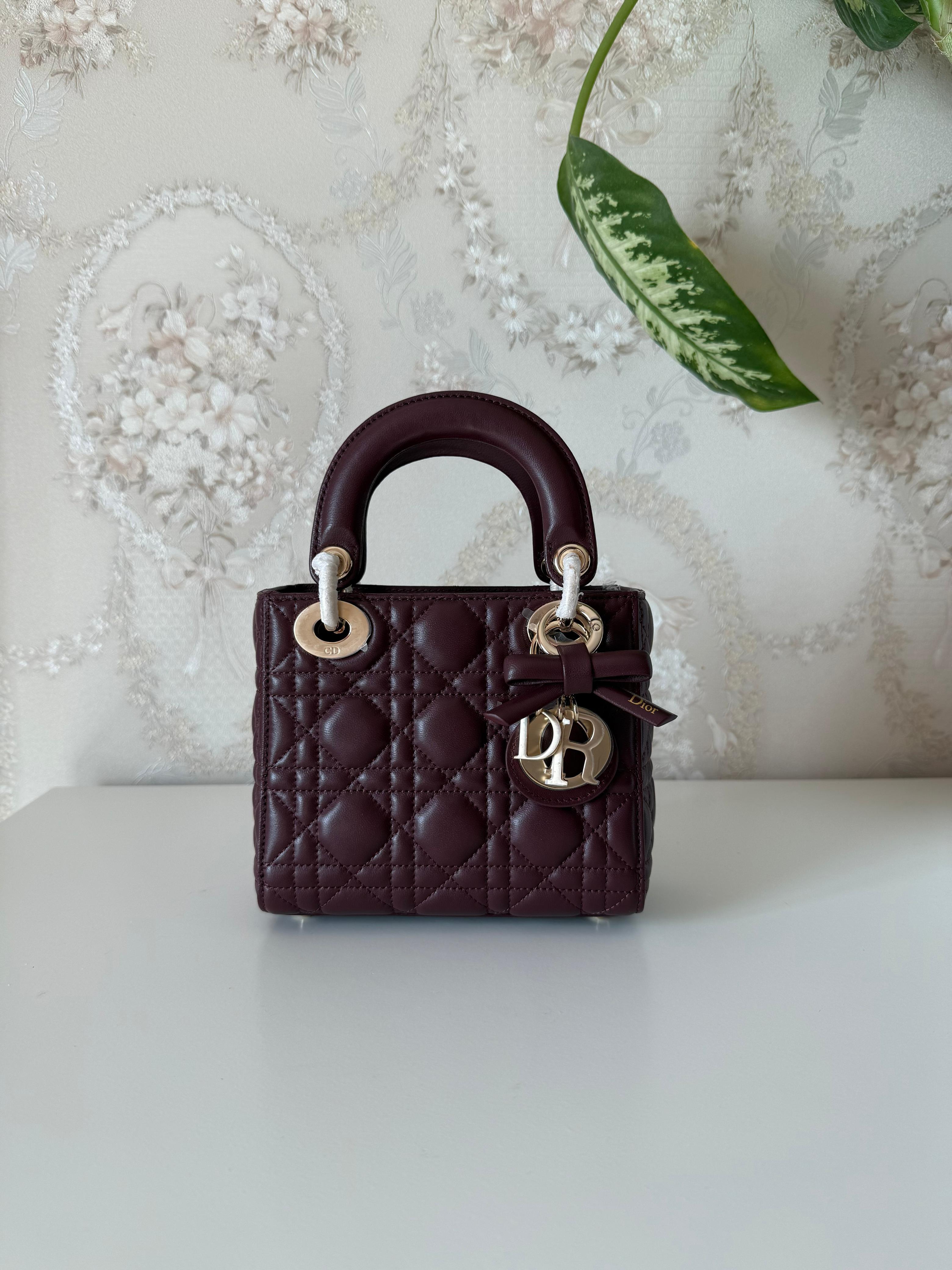 High-quality luxury women's handbag – elegant design with gold details