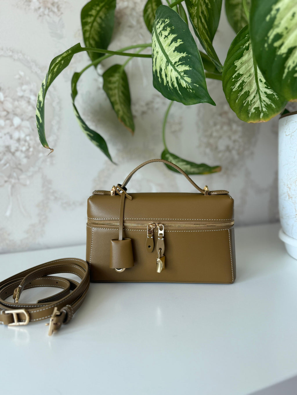 Elegant women's handbag with a luxurious logo print, high quality – distinctive modern design