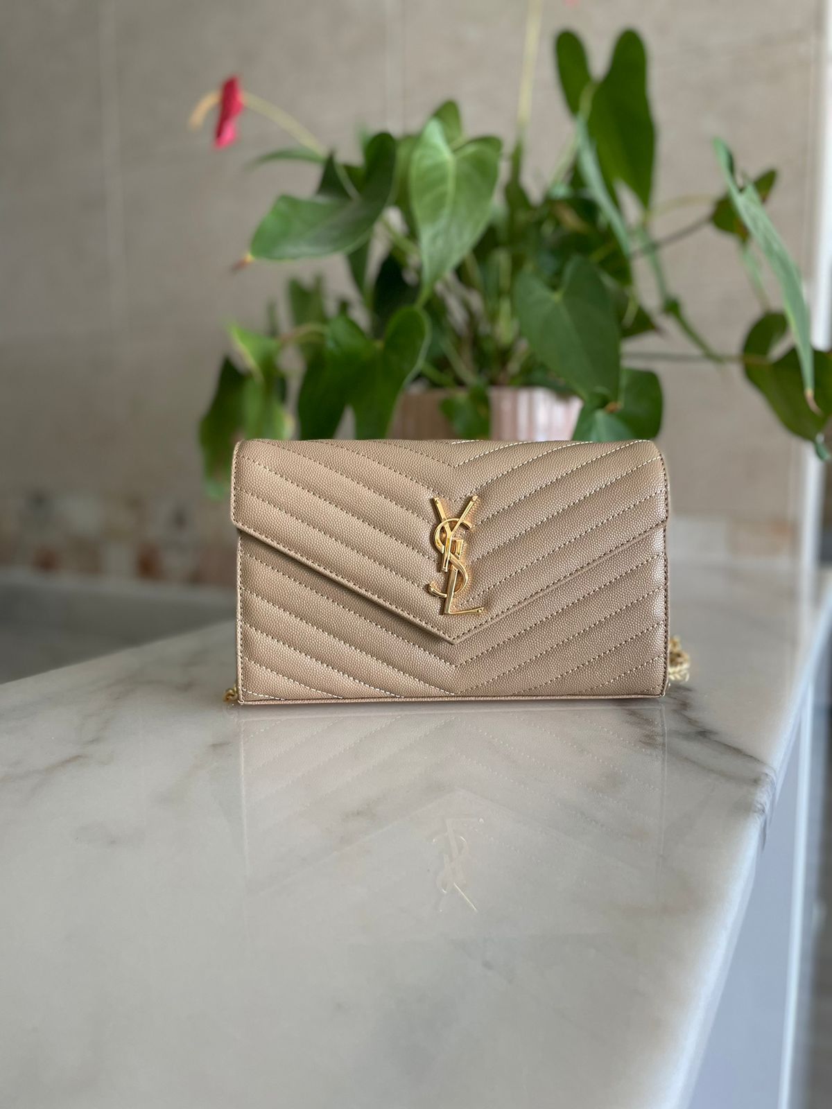 Elegant women's handbag with a luxurious logo print, high quality – distinctive modern design