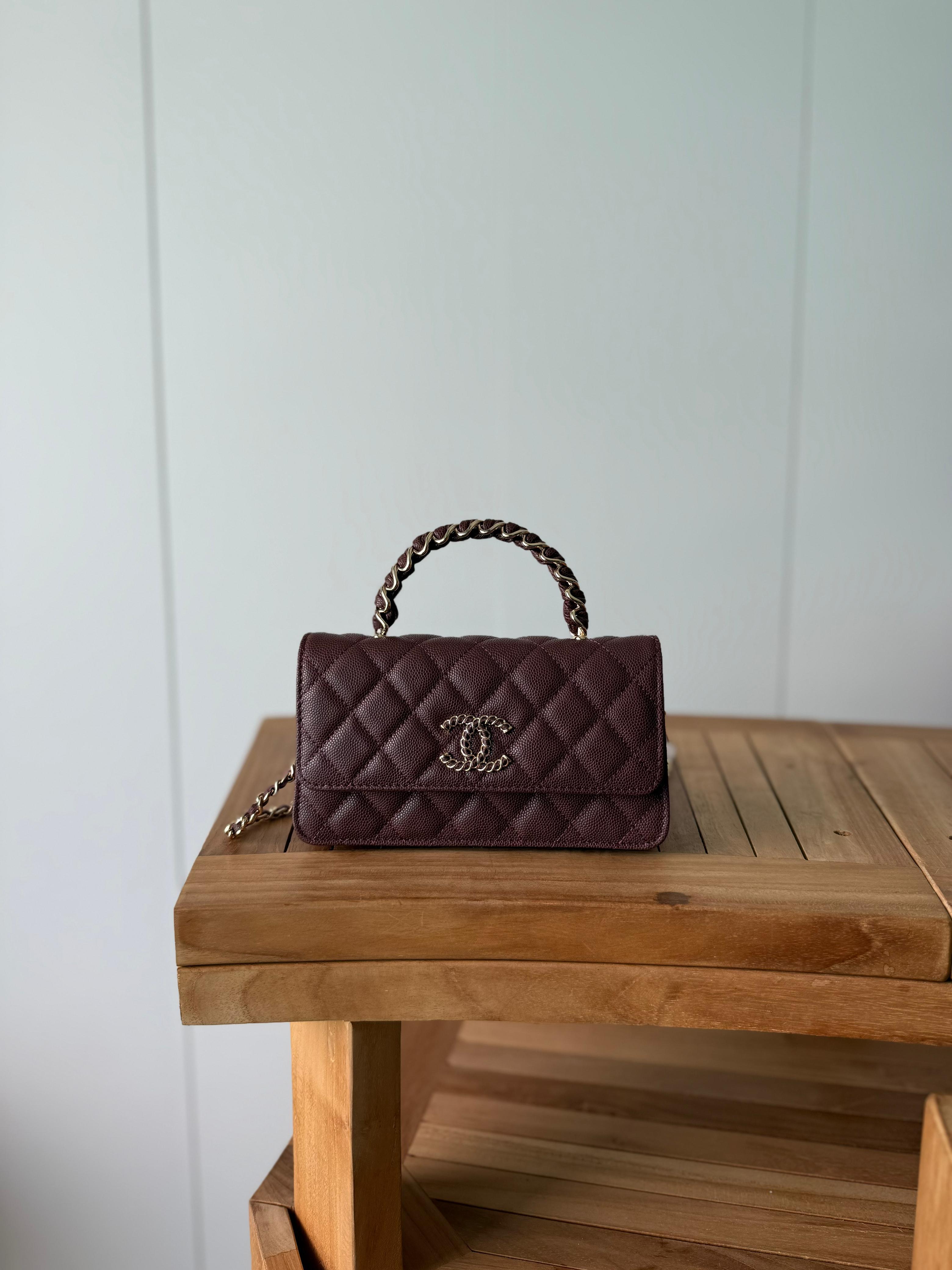 Elegant shoulder bag with a luxurious design