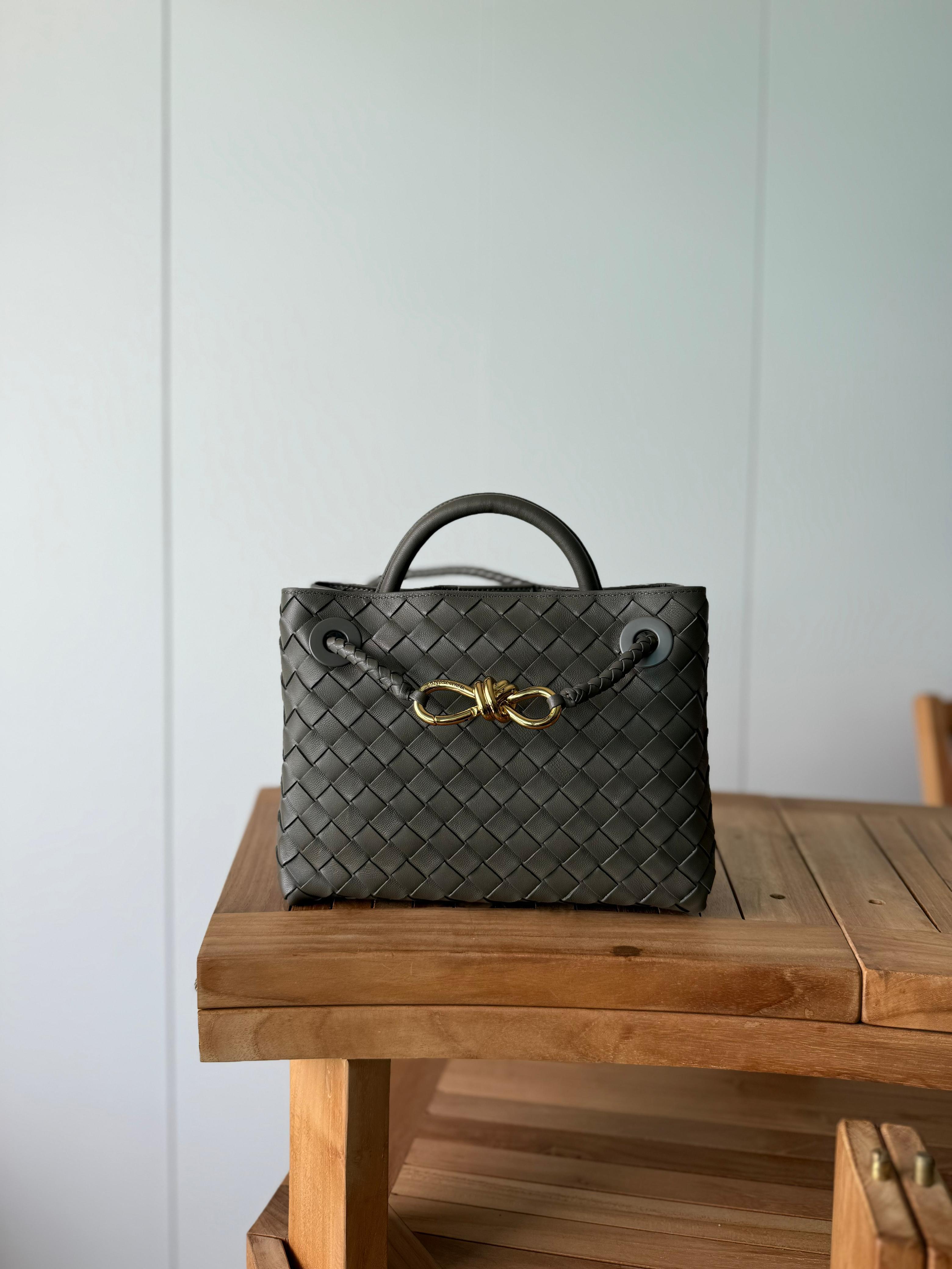 High-quality luxury women's handbag, 25cm – elegant design with gold details