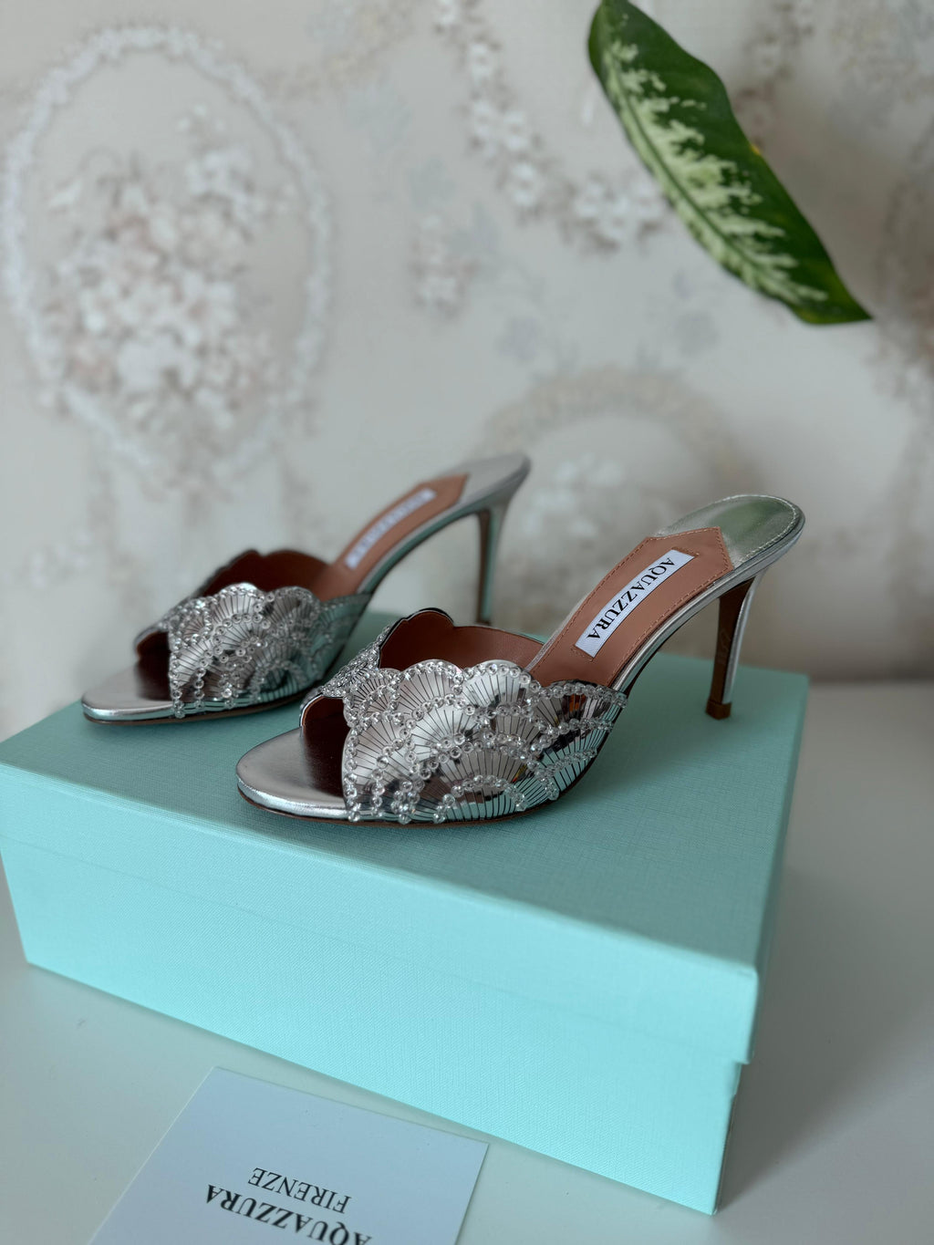 حذاء كعب نسائي فاخر مزين بتفاصيل لامعة – تصميم أنيق وعصري