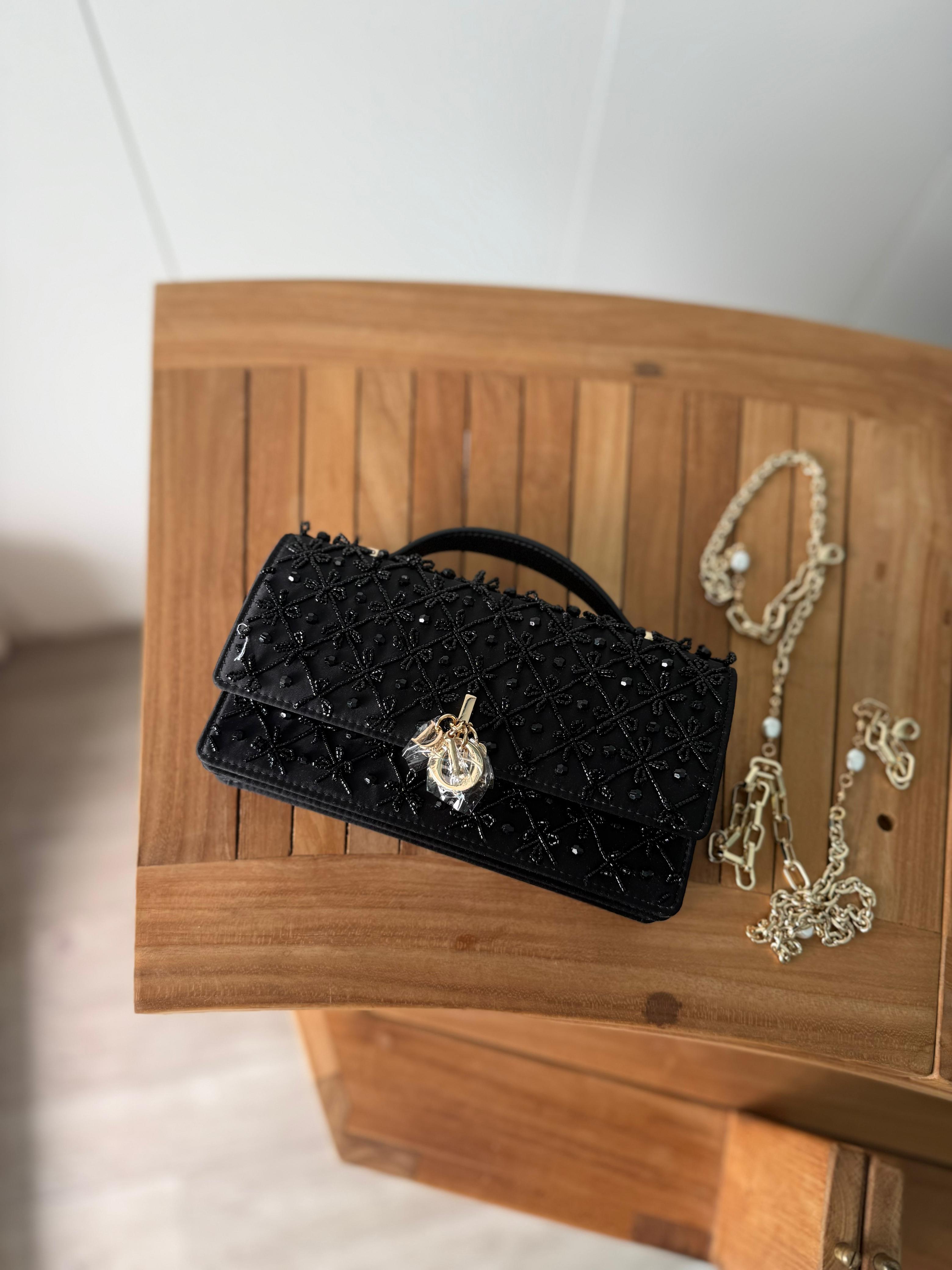 👜 : شنطة نسائية فاخرة بتصميم مرصّع أنيق مع سلسلة ذهبية