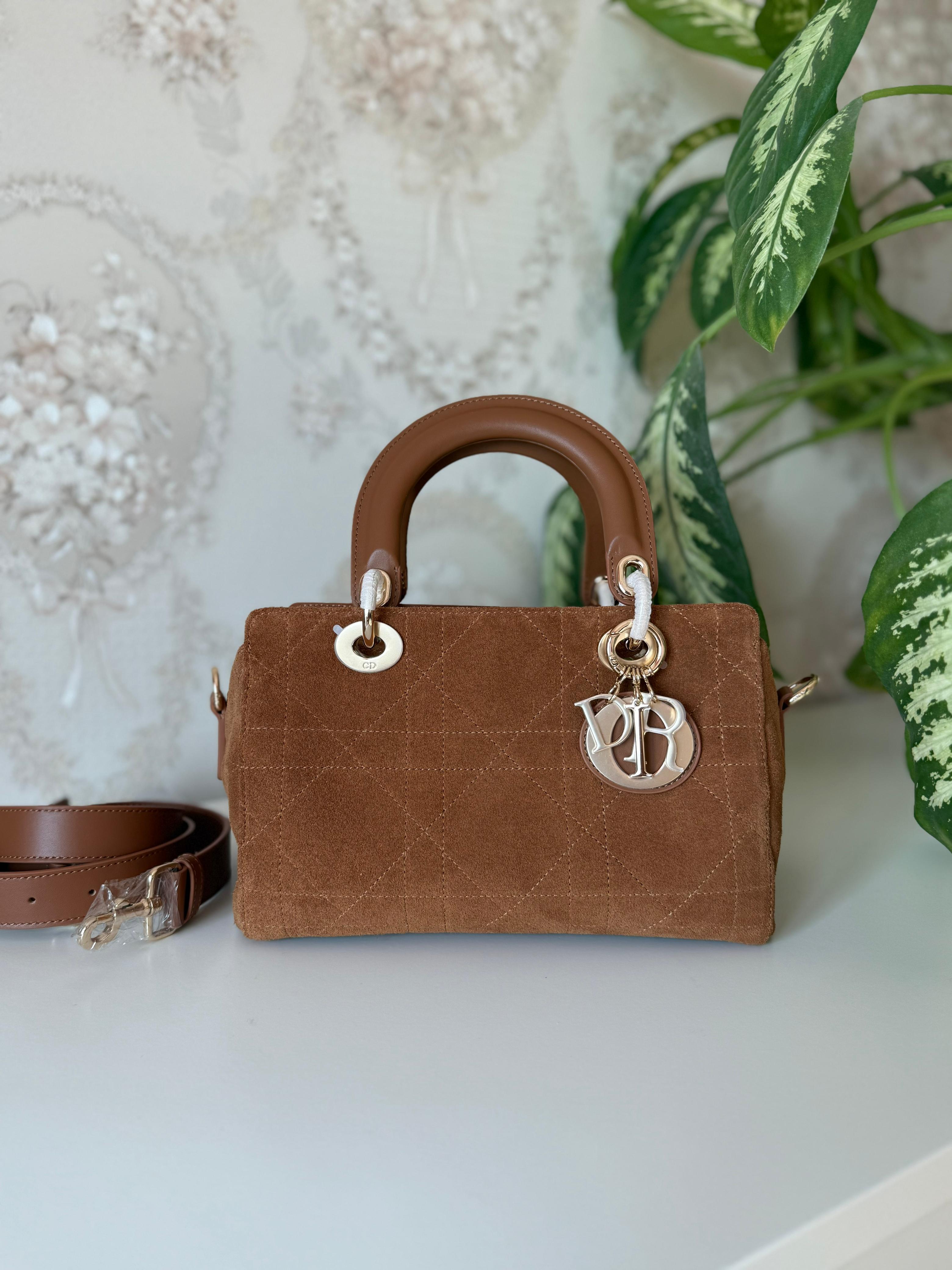 Elegant women's handbag with a luxurious logo print, high quality – distinctive modern design شنطة نسائية أنيقة بنقشة الشعار الفاخر بجودة عالية – تصميم عصري مميز