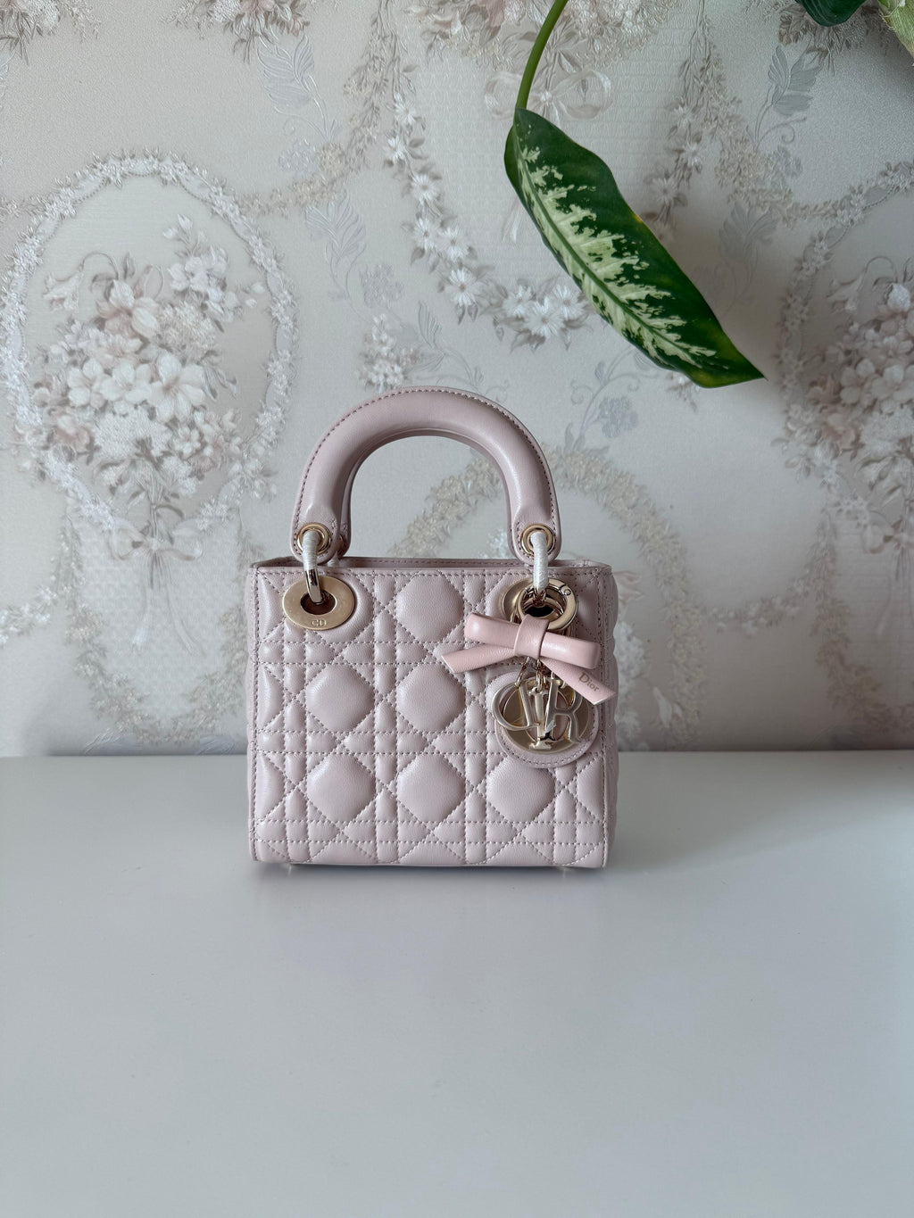 High-quality luxury women's handbag – elegant design with gold details