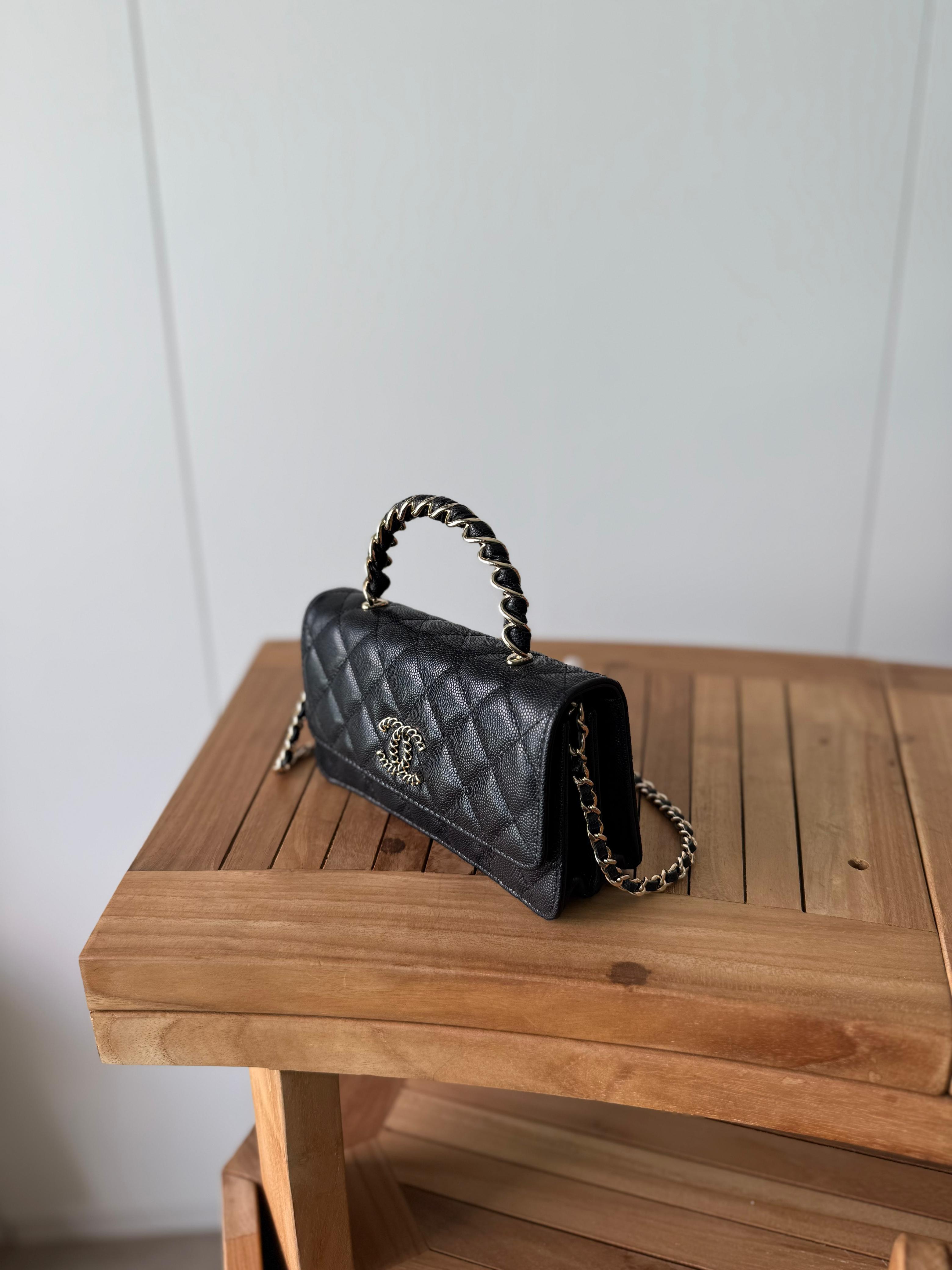 Elegant shoulder bag with a luxurious design