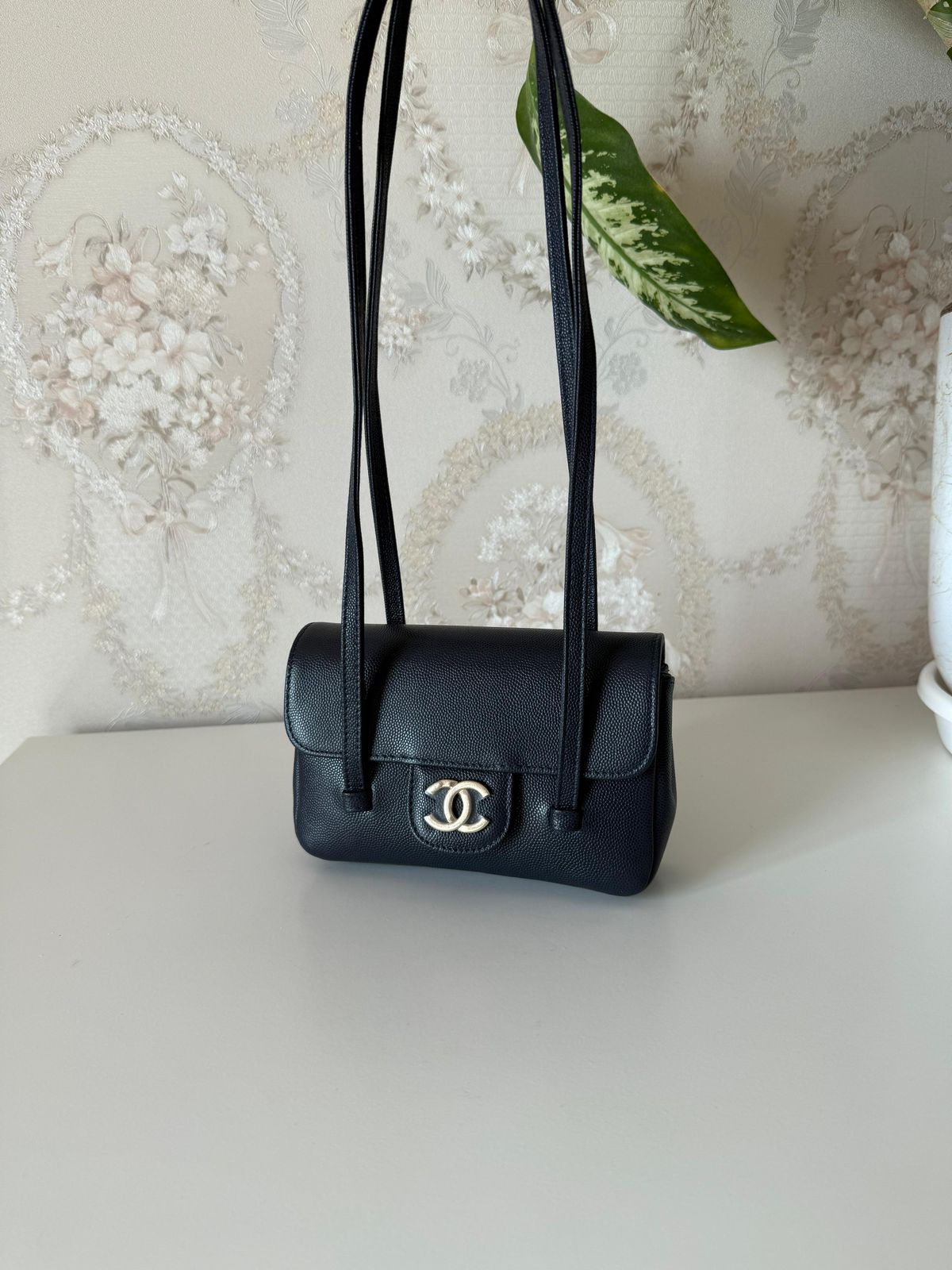 Elegant shoulder bag with a luxurious designشنطة كتف انيقة بتصميم فاخر