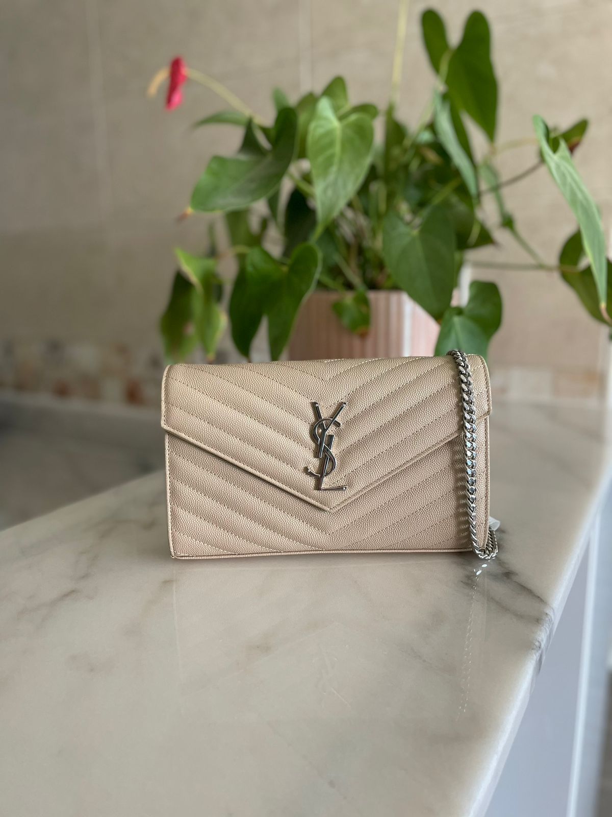 Elegant women's handbag with a luxurious logo print, high quality – distinctive modern design