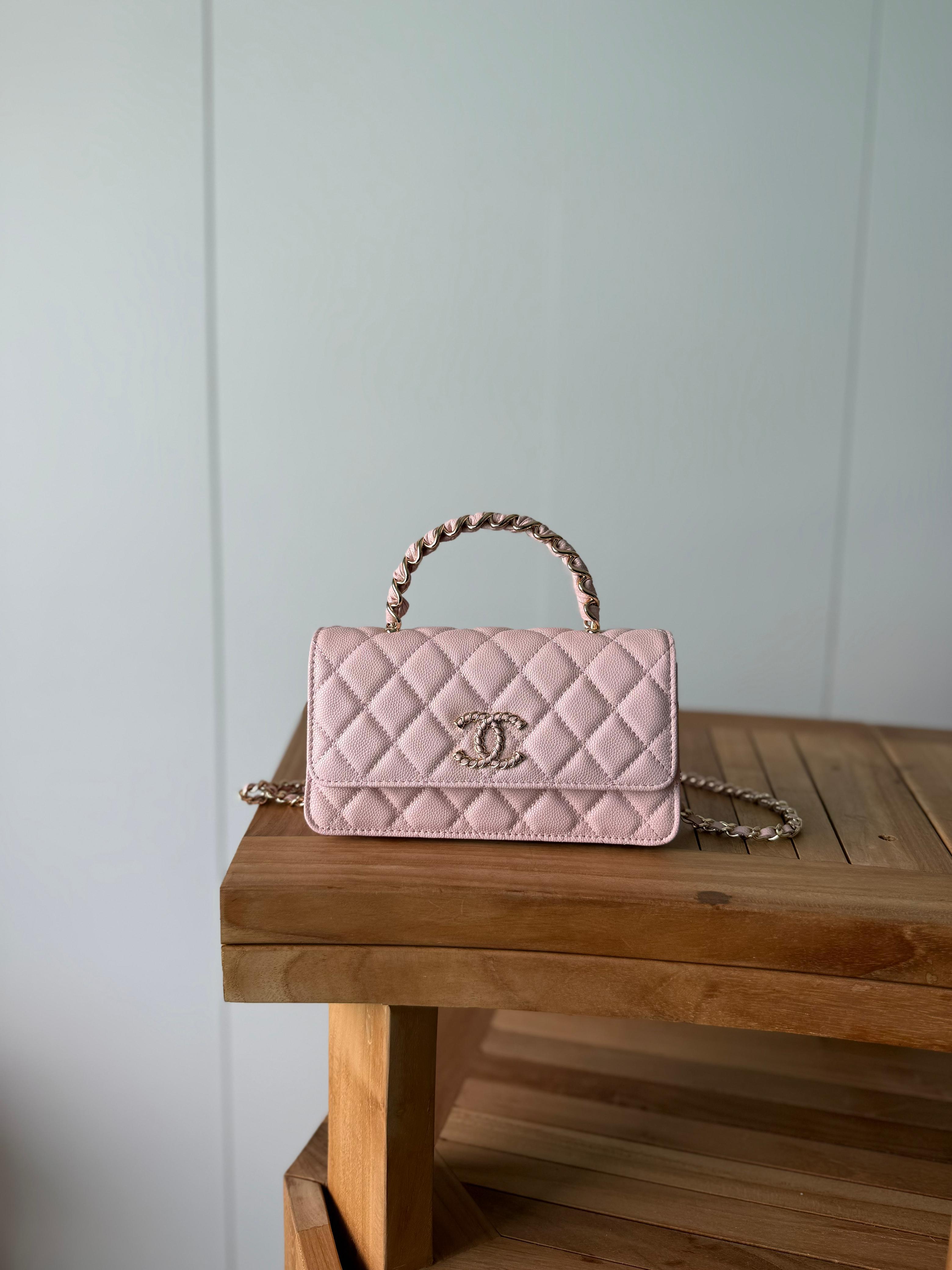 Elegant shoulder bag with a luxurious design