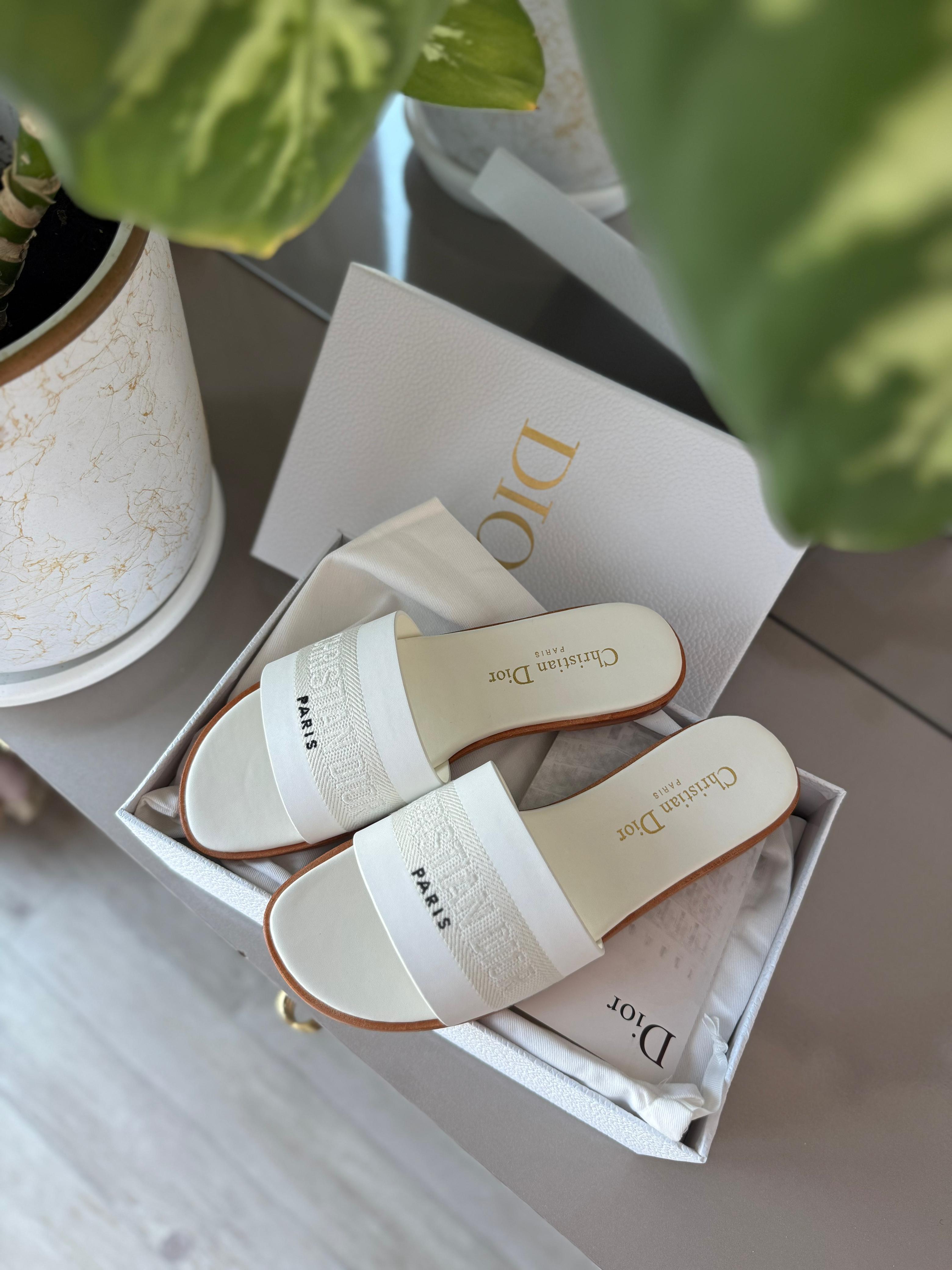 نعال نسائي فاخر تصميم باريسي أنيق | جودة عالية ومريح للارتداء اليوميLuxury Women's Slippers Elegant Parisian Design | High quality and comfortable for everyday wear