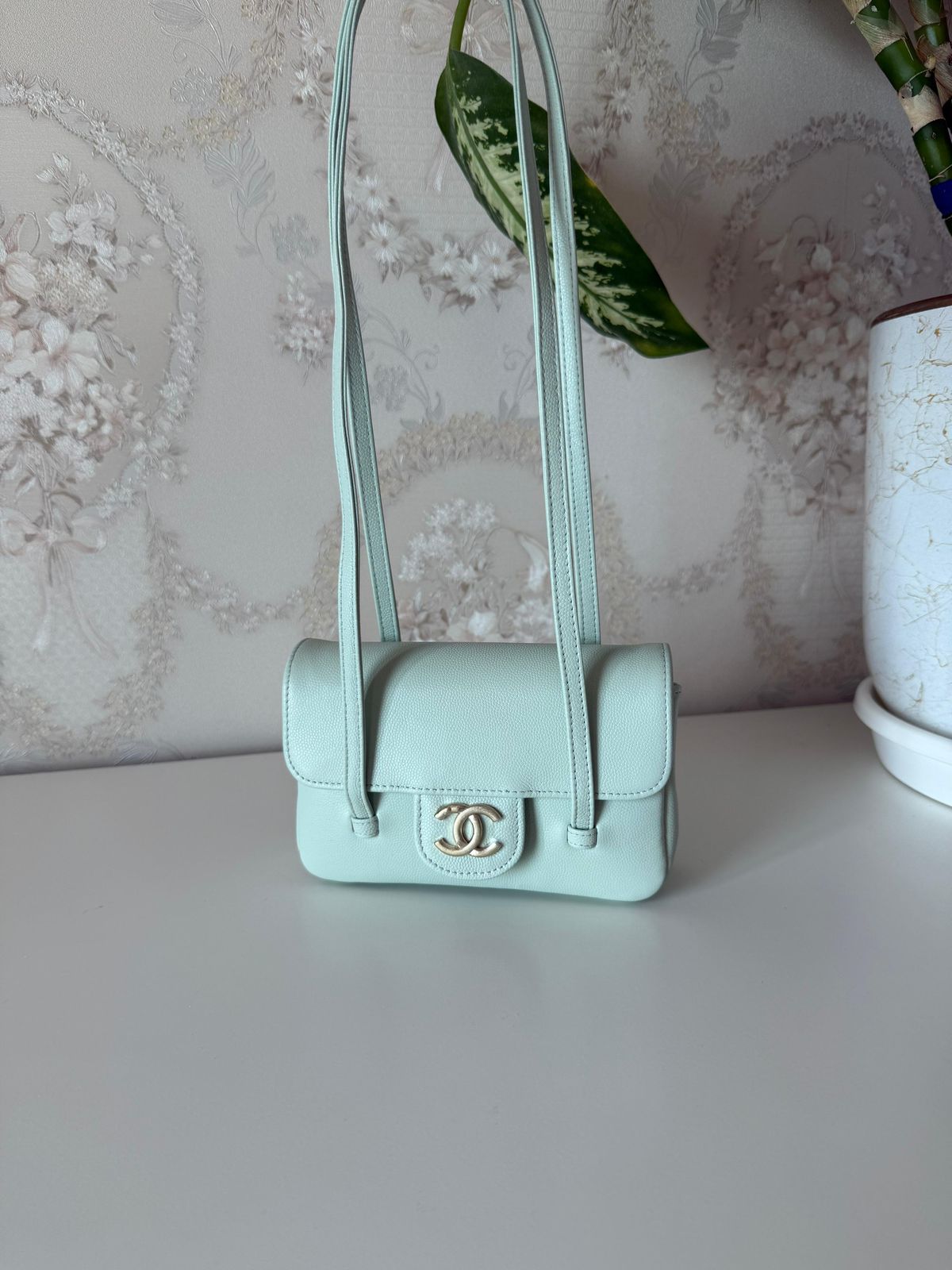Elegant shoulder bag with a luxurious designشنطة كتف انيقة بتصميم فاخر